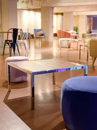 Paloma pouf - Grand - Bleu violet utilisé dans le cadre de la réalisation Mezzo Pouf Paloma