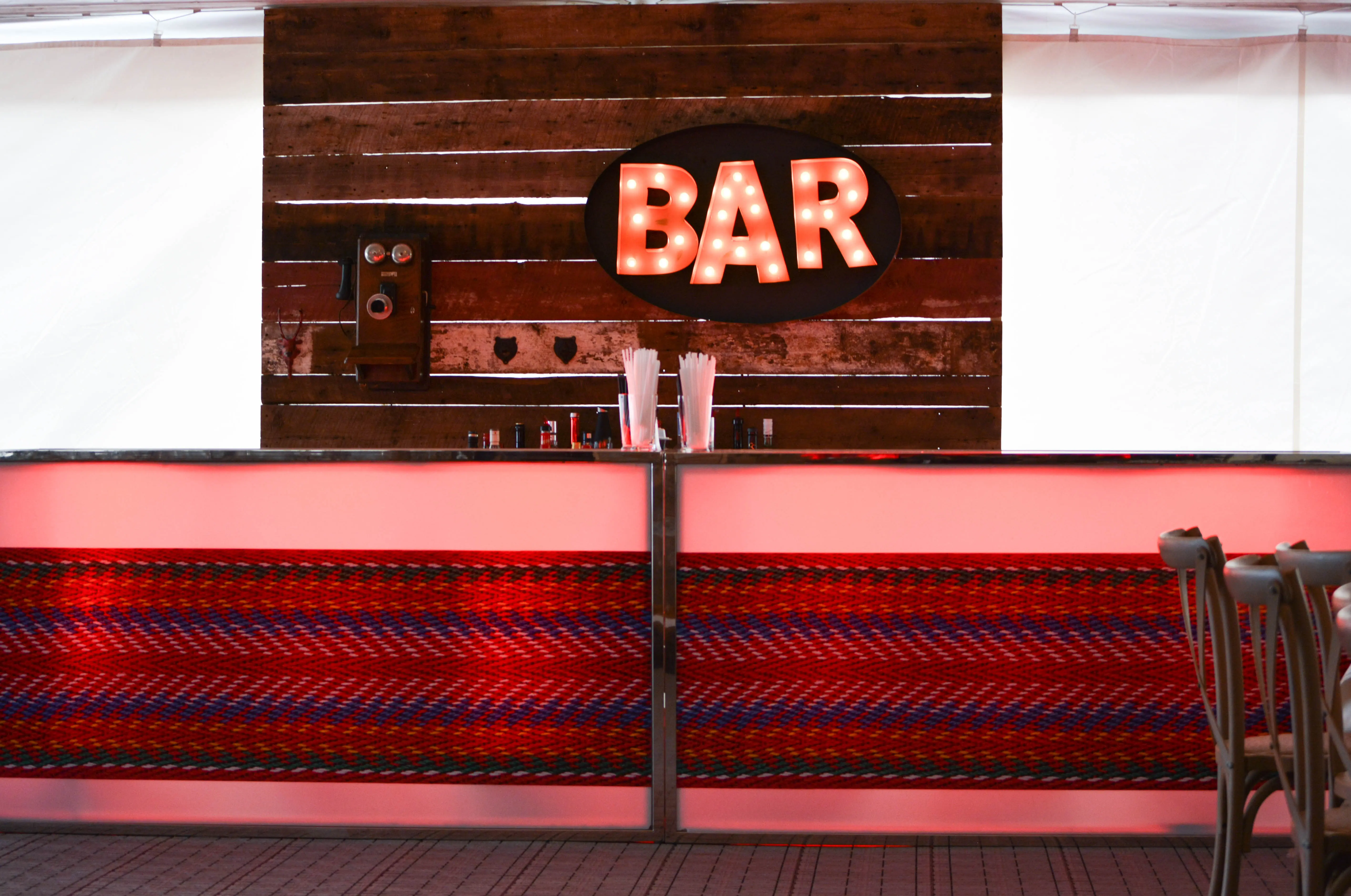 Enseigne B-A-R - Orange et noir utilisé dans le cadre de la réalisation Charlevoix   Mur De Bois   Bar Manhattan   Impressions   Accessoires