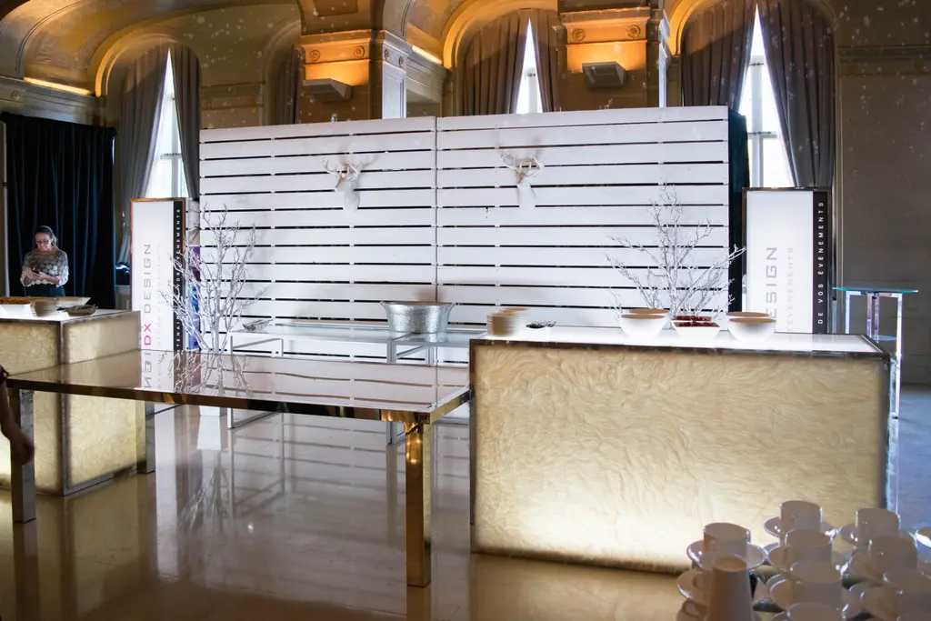Cf   Mur De Bois Hampton, Table À Diner Et Bar Manhattan En Fourrure Blanche