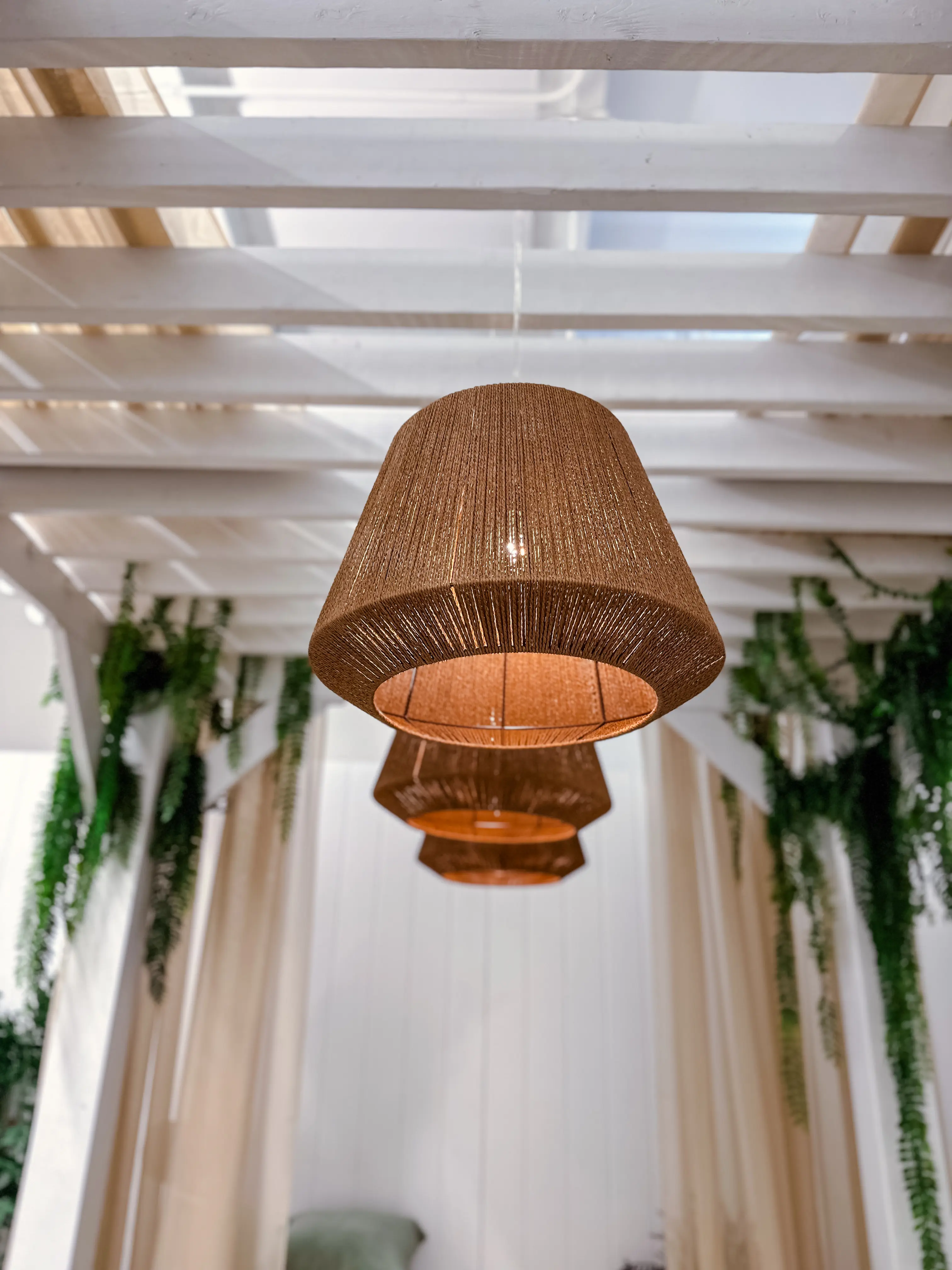 Madagascar luminaire - 17.75'' D x 19.75" H - Brun utilisé dans le cadre de la réalisation Grand Quai Pavillon Cape Town FR