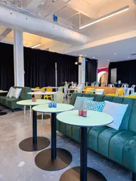 Lewis - Bench - Emerald green used in the inspiration Grand Quai   Expérience 2025 Sydney Vert Melon EN