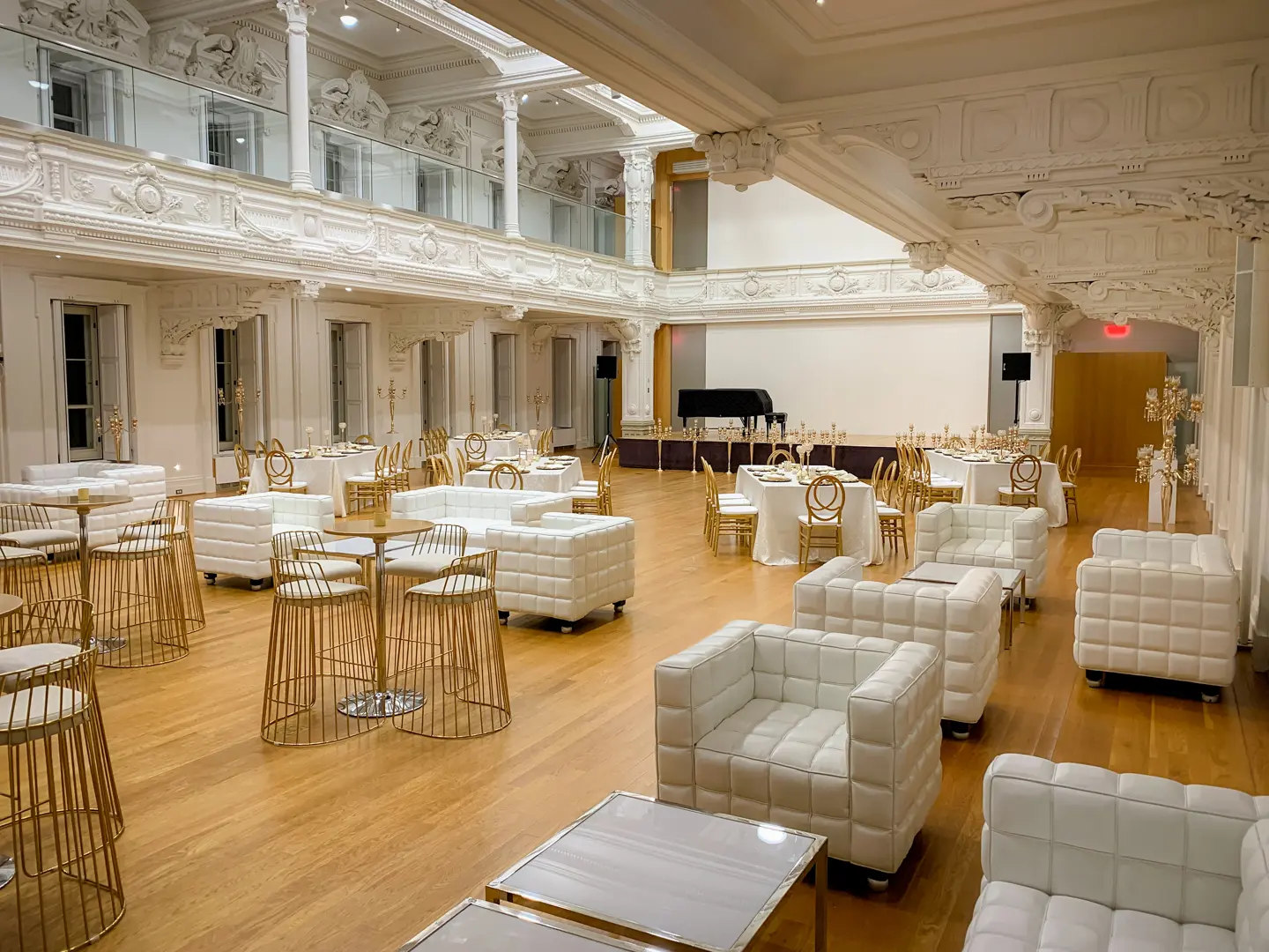 Bombay chair - White used in the inspiration Mandmen Blanc Cosmo Alexandria