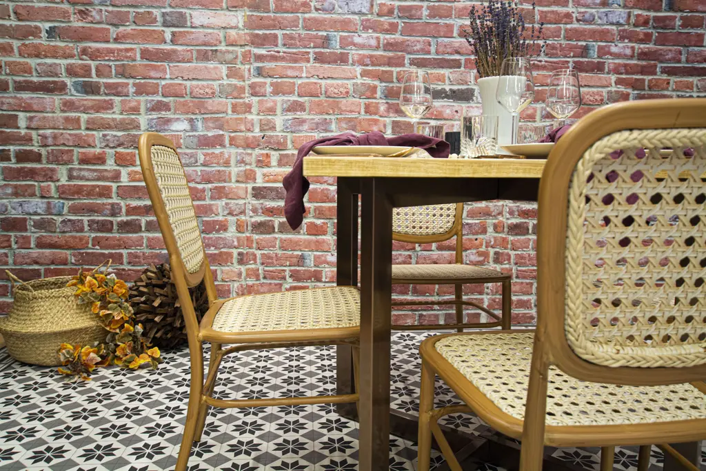 Chaise Provence Table Victoria 36 Mur Brique Rouge Plancher Beau Prelart