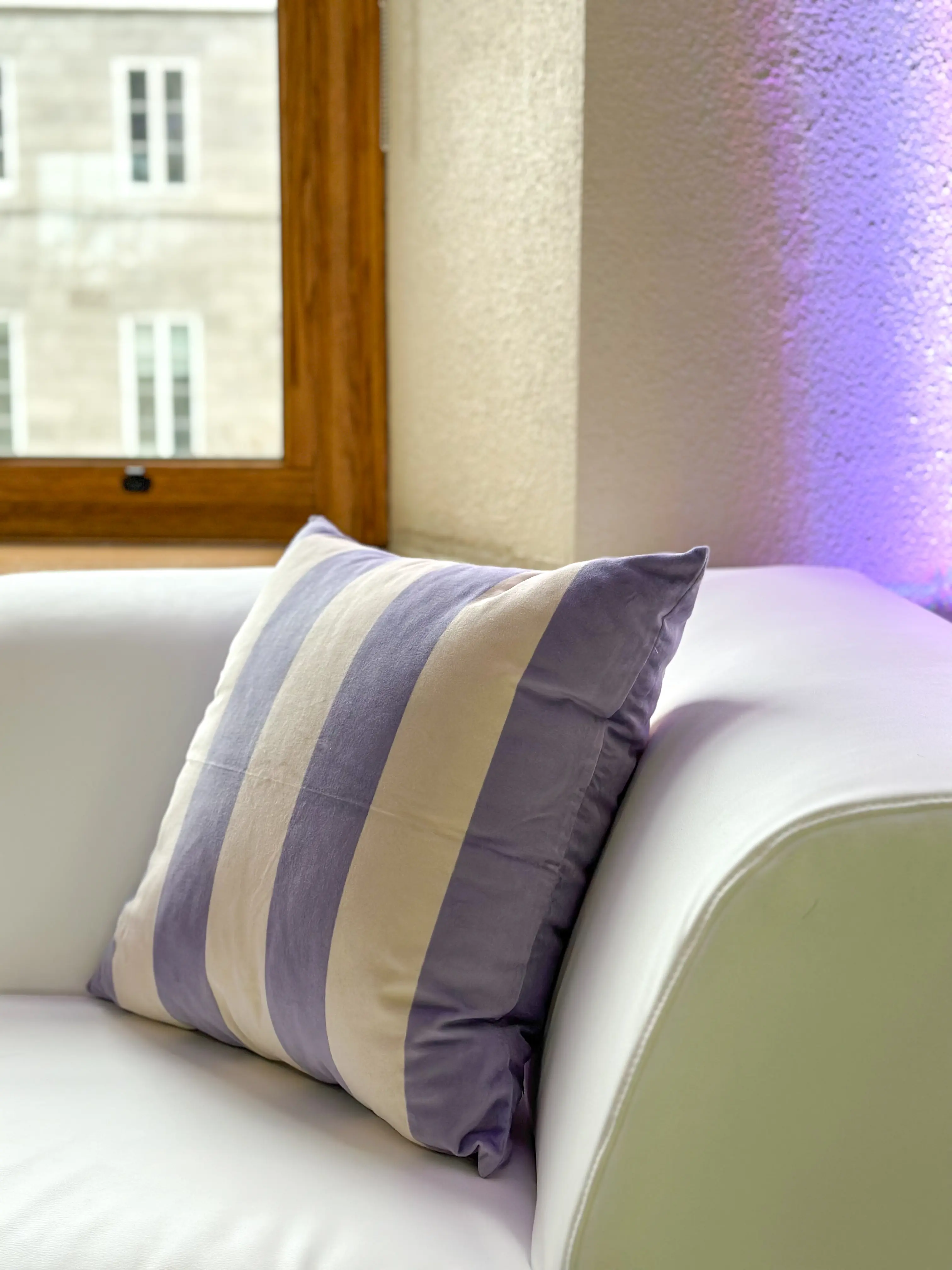 Coussin rayé velours - 20'' x 20'' - Lilas et blanc utilisé dans le cadre de la réalisation Marché Bonsecours Img 1536 FR