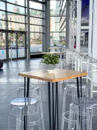 Oslo - Table cocktail - 24'' L x 24'' l x 40'' H - Noir mat & Bois naturel utilisé dans le cadre de la réalisation Ccq Img 1687 FR