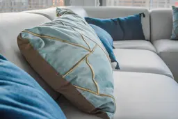 Coussin tissé - Bleu utilisé dans le cadre de la réalisation Pub Coussin Sofa Fidji