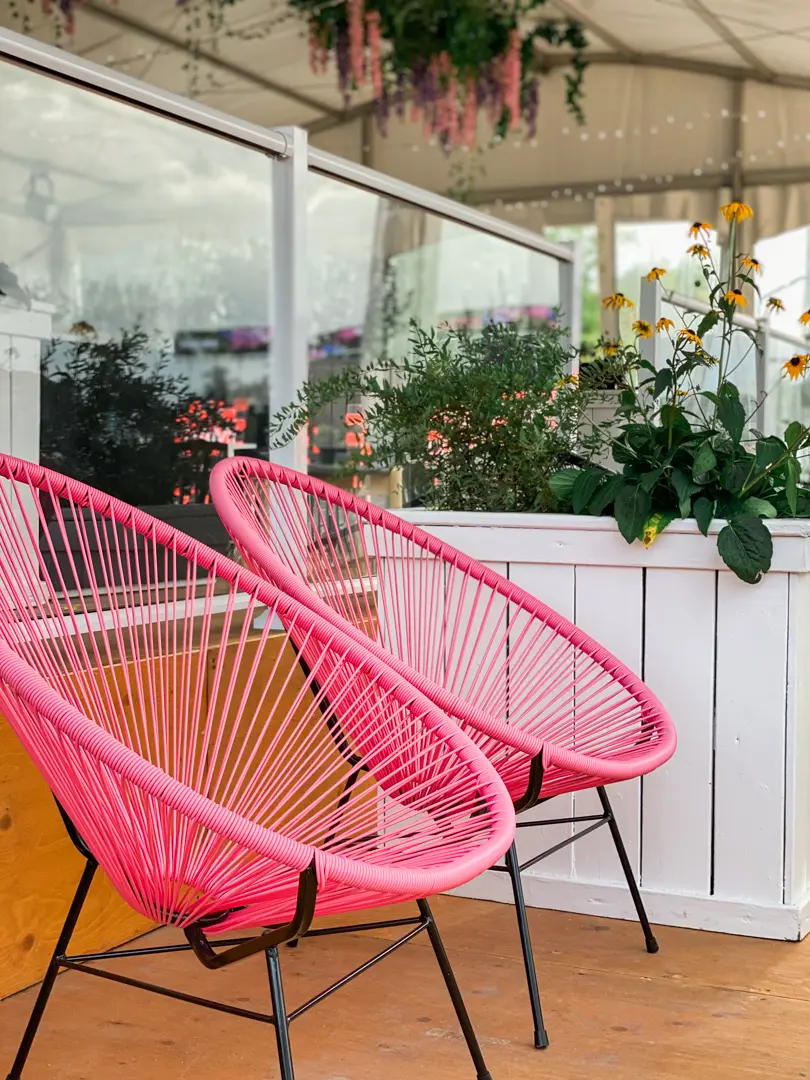 Acapulco chaise - Fuchsia utilisé dans le cadre de la réalisation Acapulco Fuschia 2