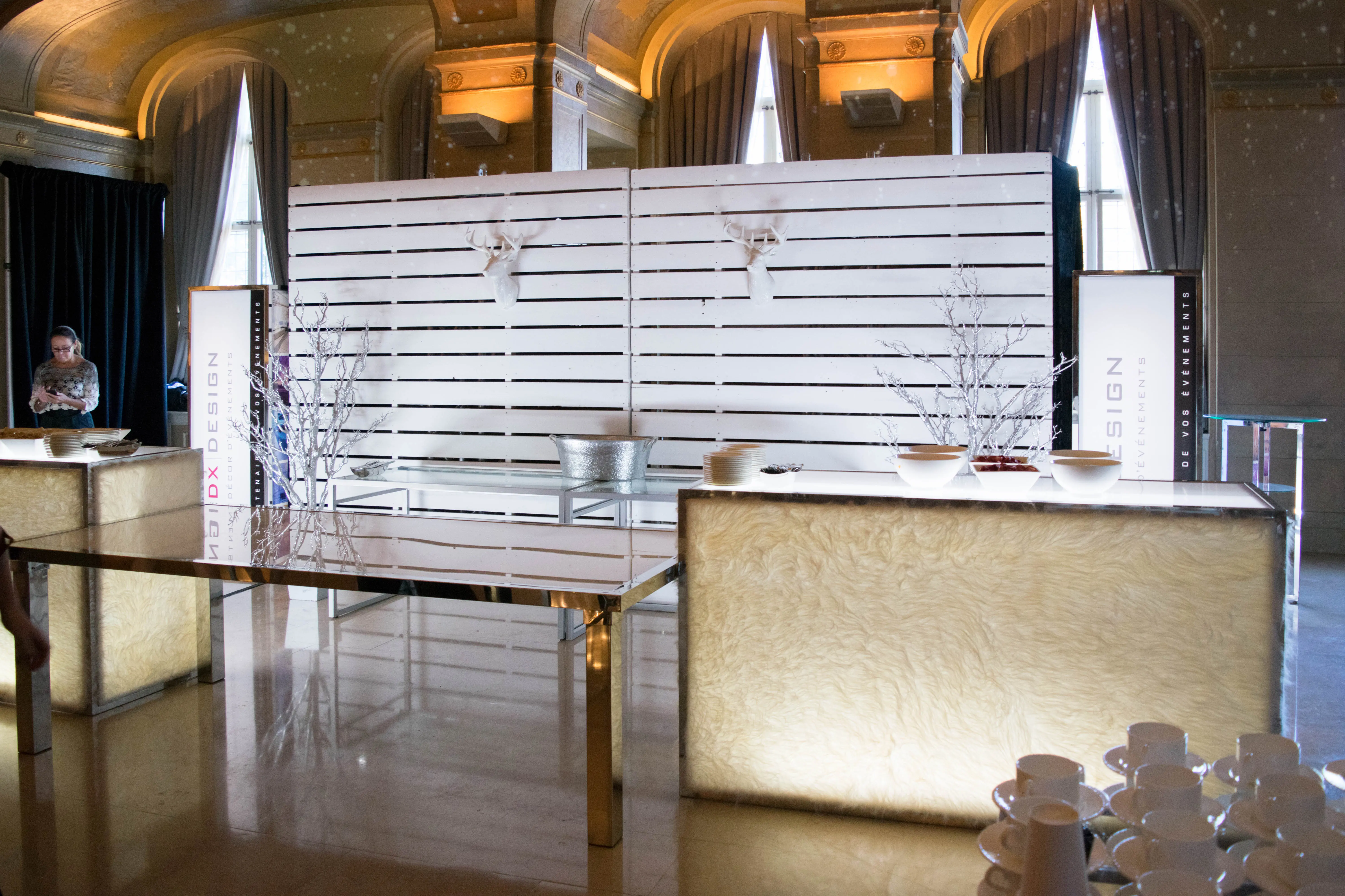 Tête de chevreuil glam - Blanc utilisé dans le cadre de la réalisation Cf   Mur De Bois Hampton, Table À Diner Et Bar Manhattan En Fourrure Blanche