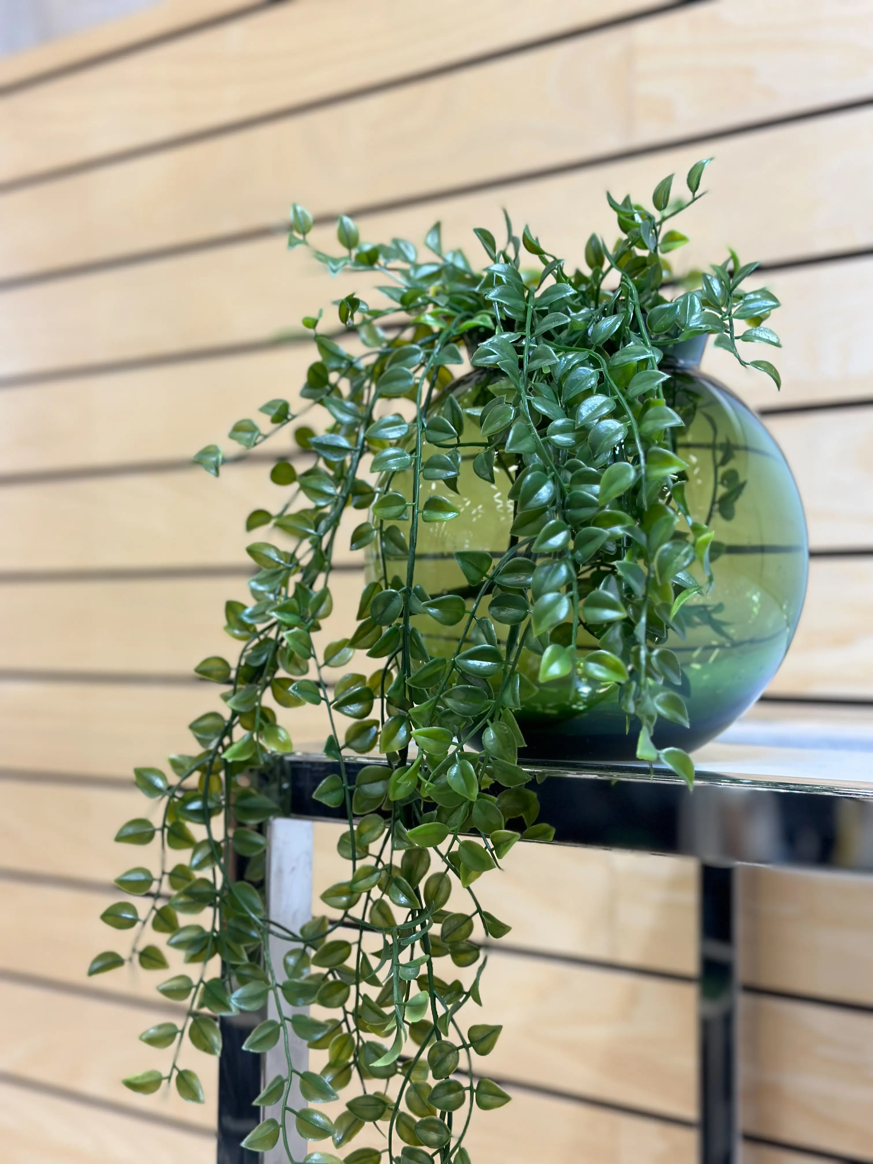 Jupiter vase - 7.75'' D x 7.5'' H - Vert utilisé dans le cadre de la réalisation Palais Congès Pls Jupiter Vigne FR