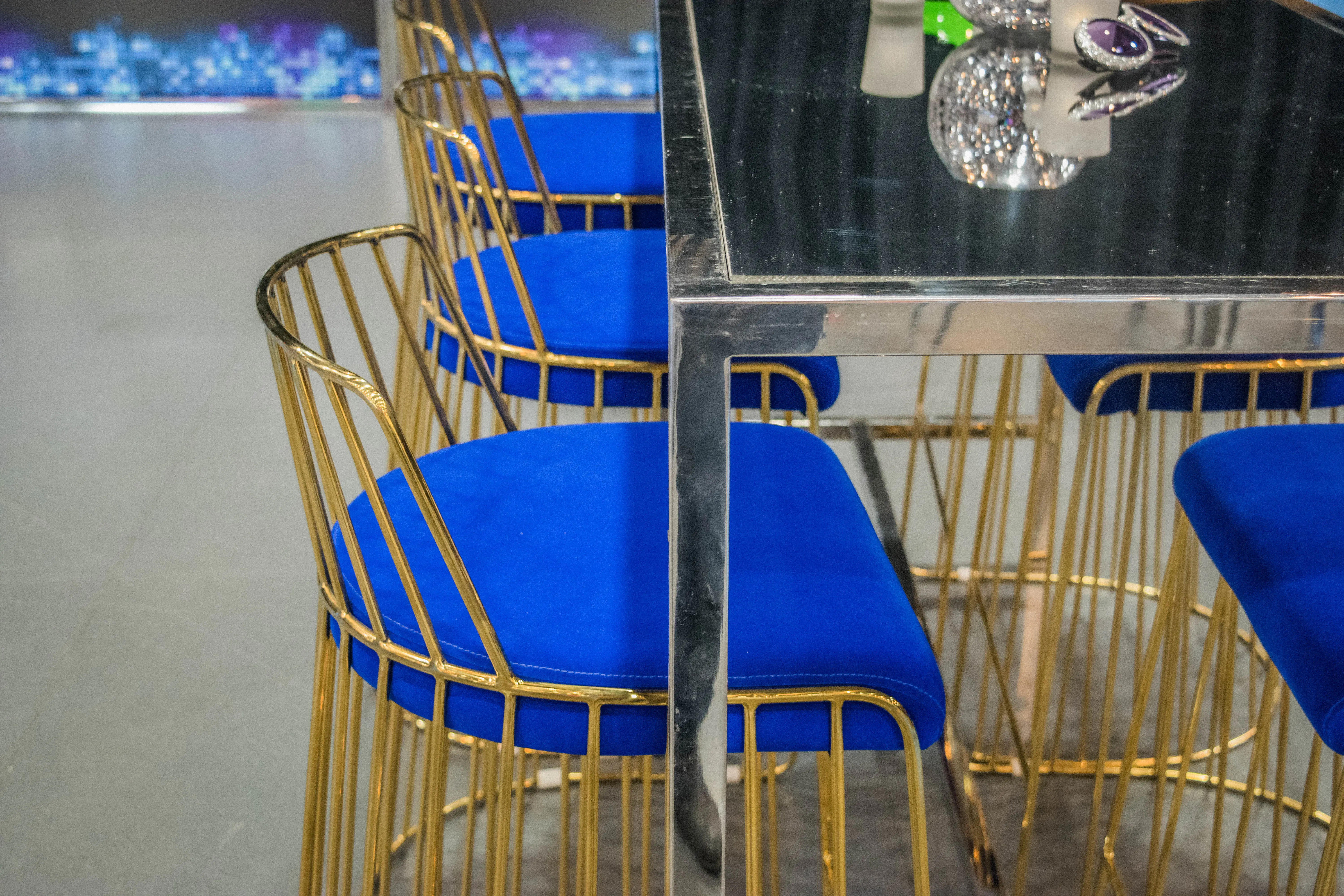 Alexandria stool - Assembly Blue used in the inspiration Pub Tabouret Alexandria