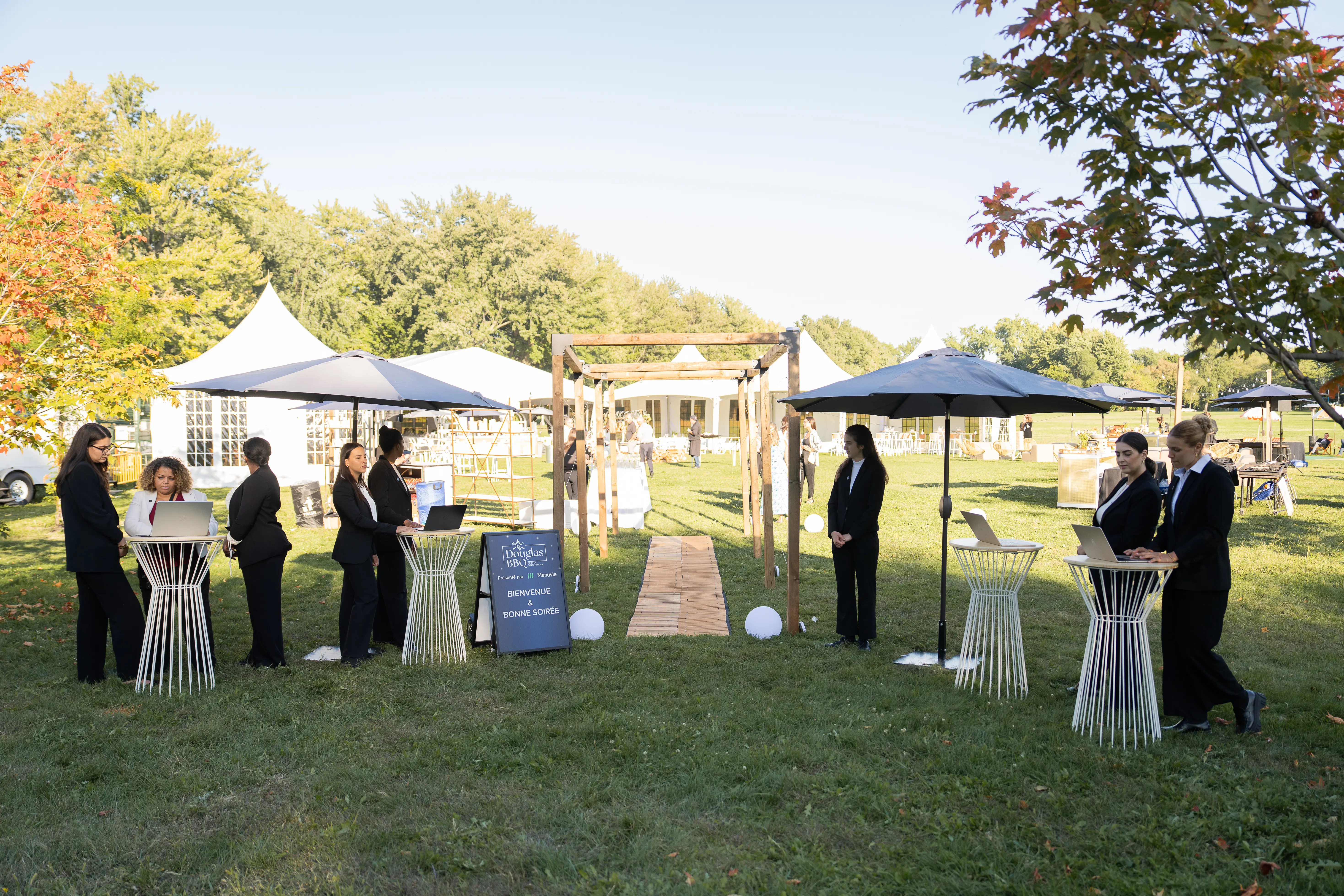 Soho - Table cocktail round - 24'' Dia x 40" H - White & Natural wood used in the inspiration Avp08589 EN