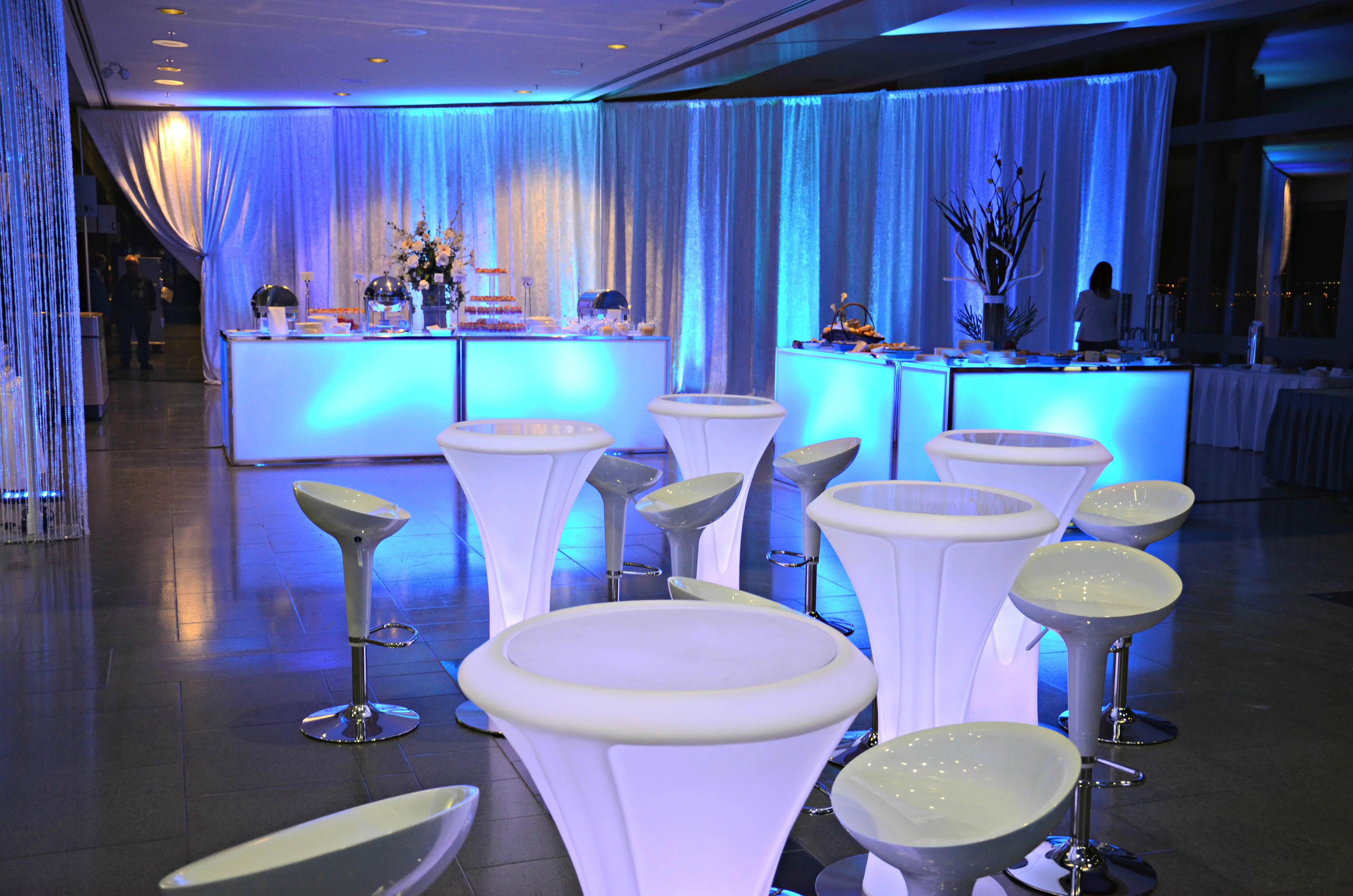Lumina table cocktail LED - Avec batterie utilisé dans le cadre de la réalisation Led White Cocktail Table