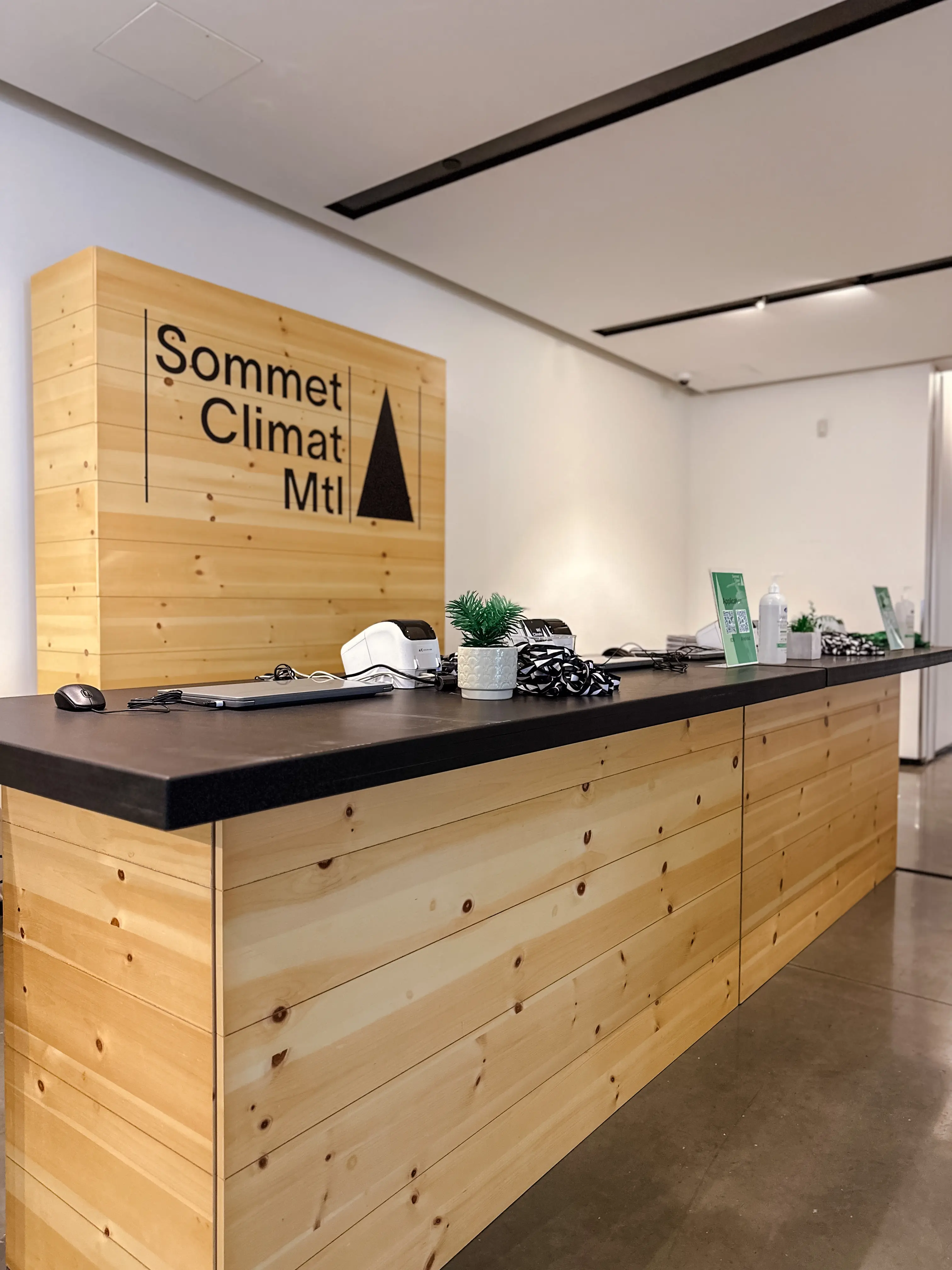 Nordique bar - 6' - Pine wood used in the inspiration Grand Quai Terminal 1 Bar Forestier EN