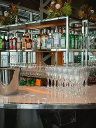 Manhattan bar - 8' 1/4 rond - Noir utilisé dans le cadre de la réalisation Cs Belvédère Monaco Bar Rond Noir FR