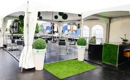 Gazon tapis - 10' L x 6' l - DFR utilisé dans le cadre de la réalisation Tapis Gazon Tente