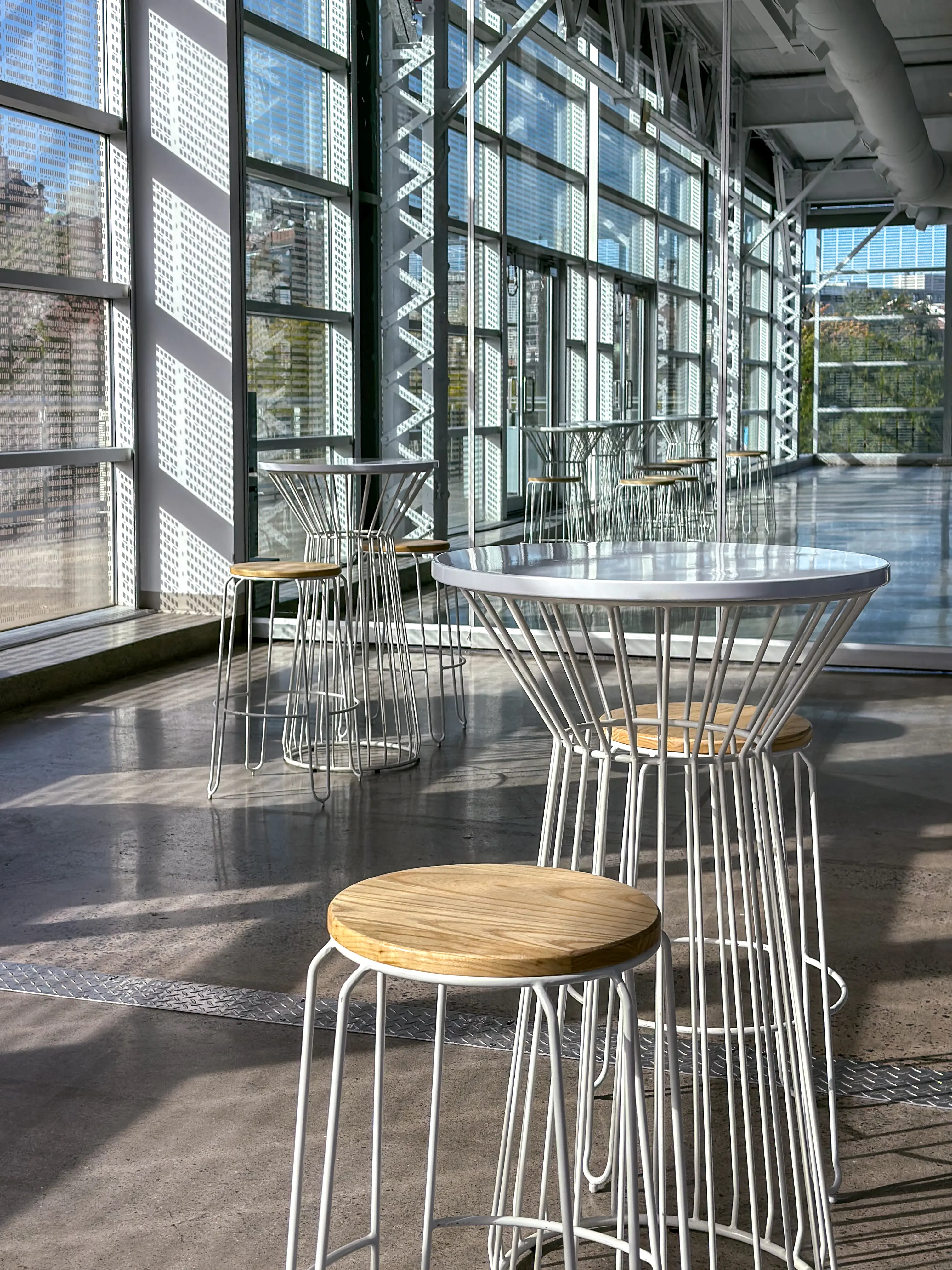 Soho - Table cocktail rond - 24'' D x 40" H - Blanc utilisé dans le cadre de la réalisation Cs Passerelle Perspective Soho Blanc Litchi Bois 3.Heic  FR