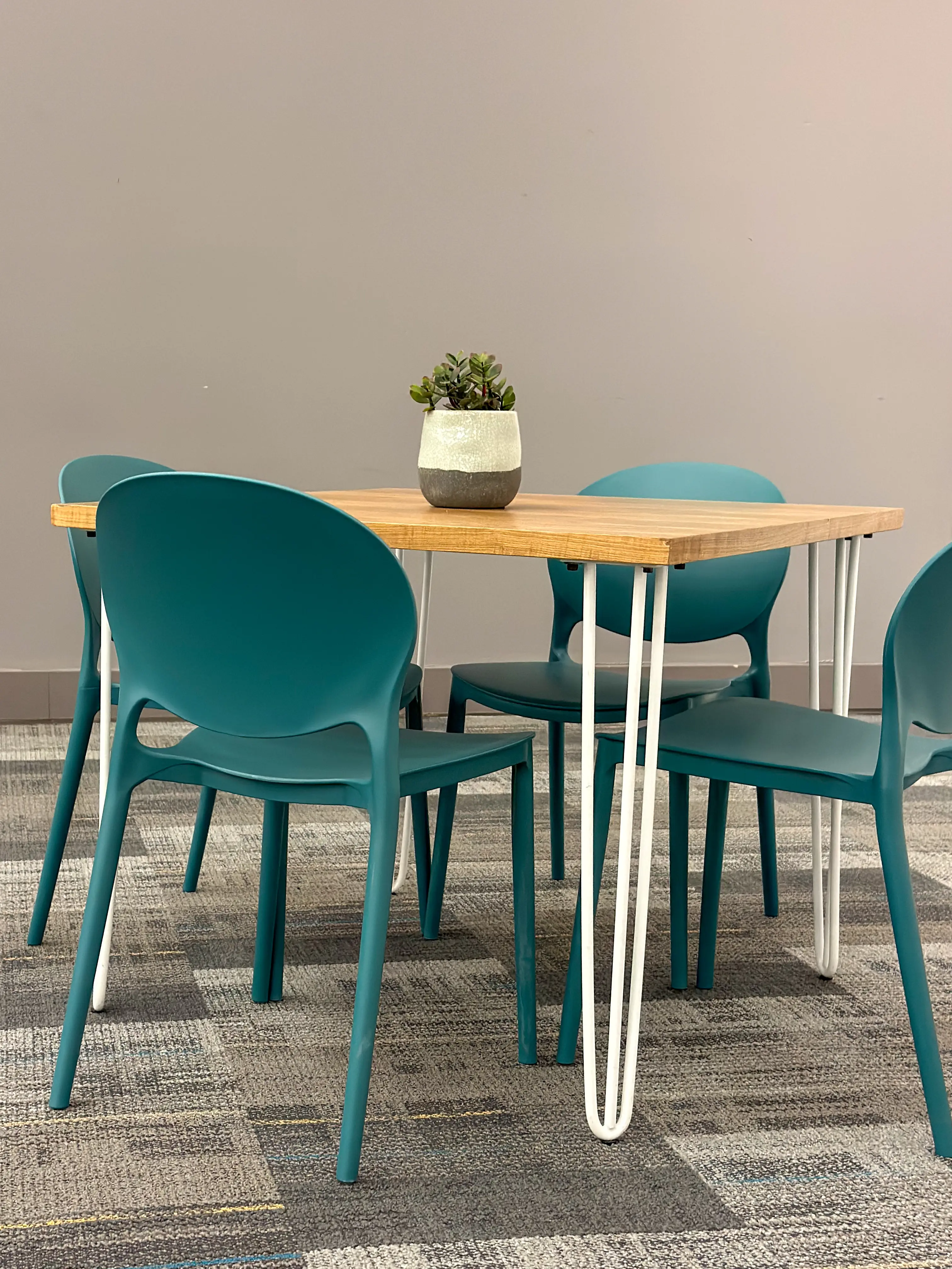 Oslo - Table bistro - 36'' L x 36'' l x 30'' H - Blanc & Bois naturel utilisé dans le cadre de la réalisation Shaw Center Img 2379 FR