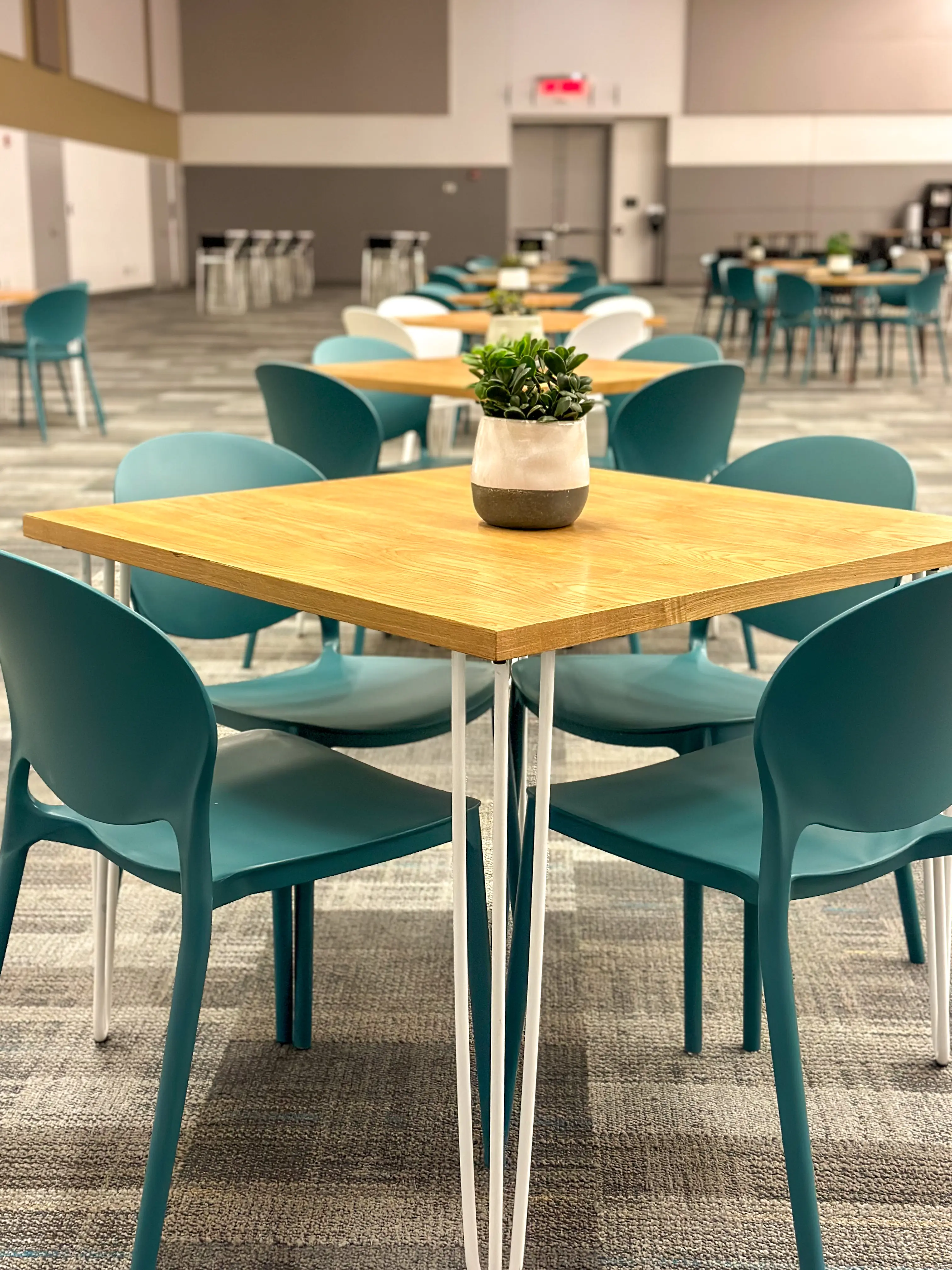 Oslo - Table bistro - 36'' L x 36'' l x 30'' H - Blanc & Bois naturel utilisé dans le cadre de la réalisation Shaw Center Img 2243 FR