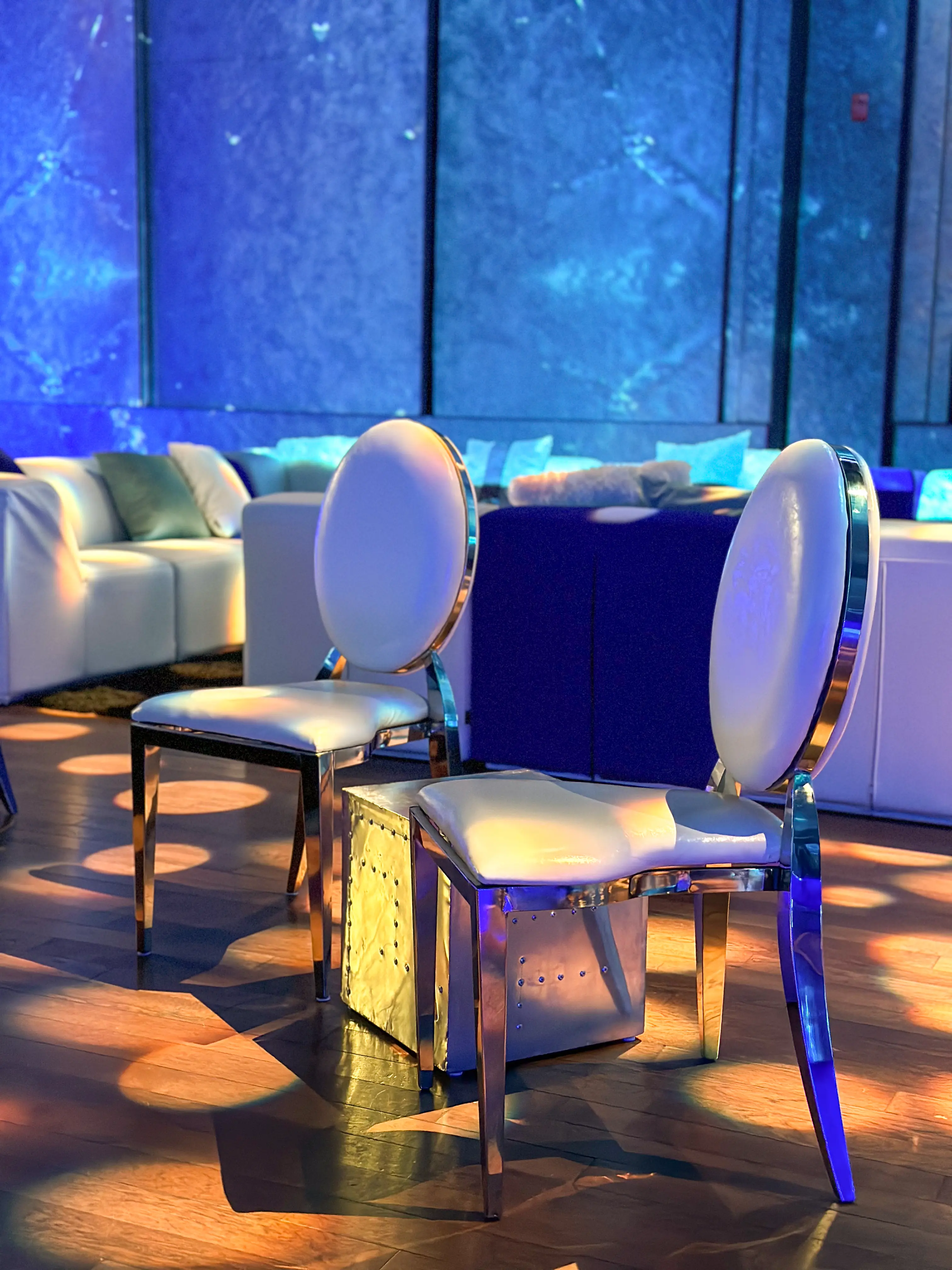 Eclipse chair - WITH back cushion - White leather used in the inspiration Cirque Eloize Eclipse Blanc Cube Bourbon Fidji EN