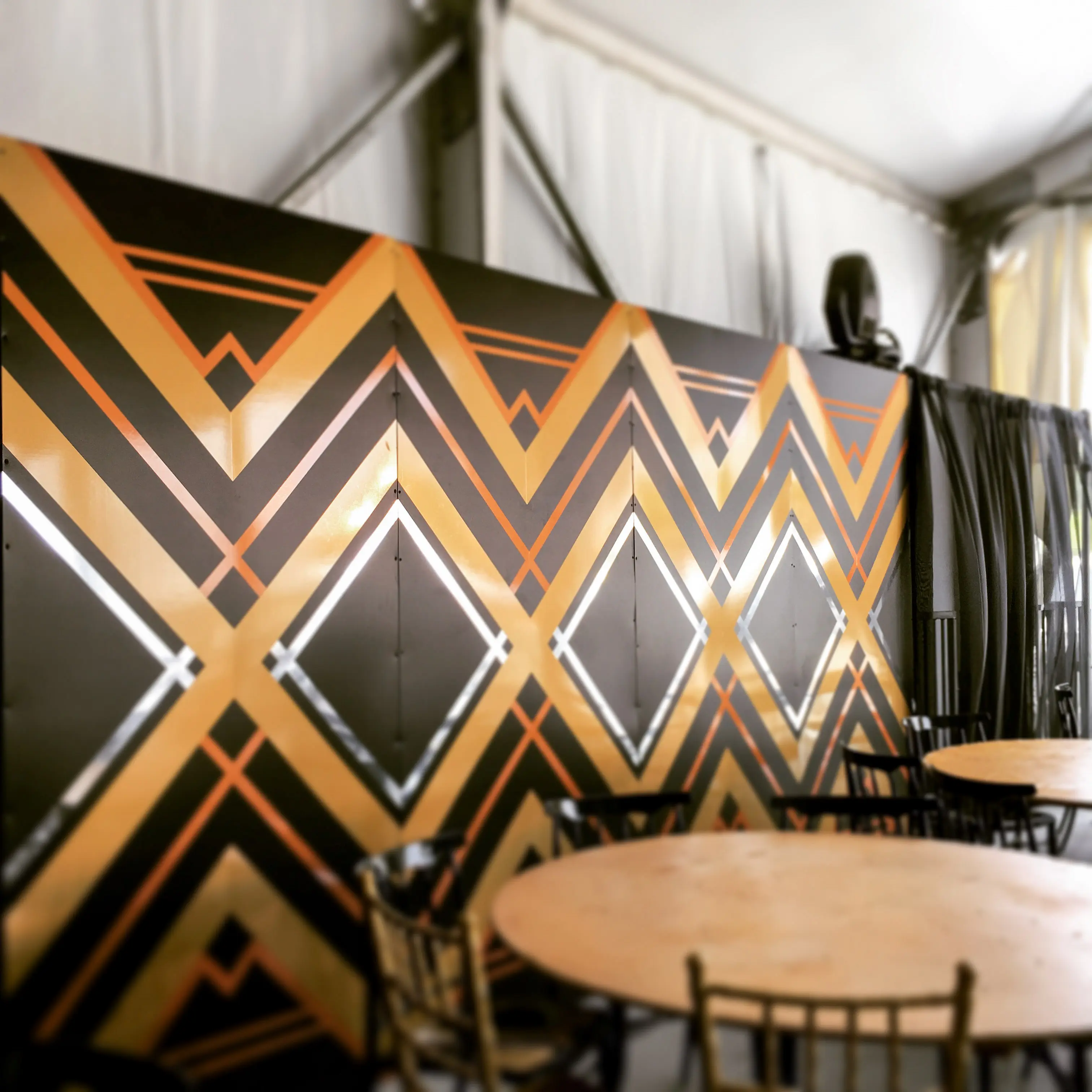 Mur - 4' L x 8' H - Gatsby - Noir et Or utilisé dans le cadre de la réalisation Mur Gatsby