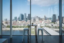 Oslo - Table cocktail - 24'' L x 24'' l x 40'' H - Noir mat & Bois naturel utilisé dans le cadre de la réalisation Tour du vieux port de MTL