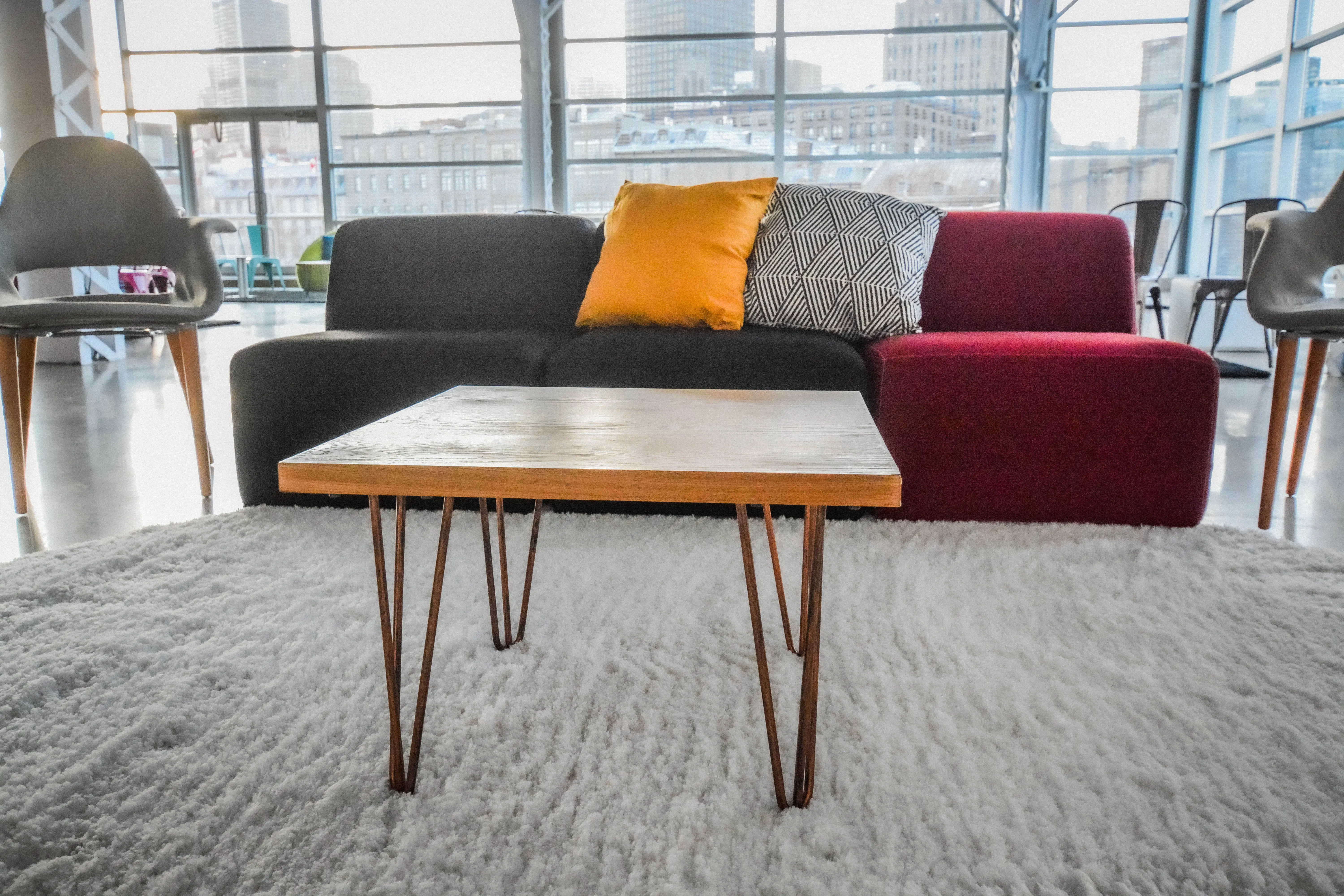Oslo - Table d'appoint - 18'' L x 18'' l x 16'' H - Bronze antique & Bois naturel utilisé dans le cadre de la réalisation Sofa Fidji Table Cafe Oslo