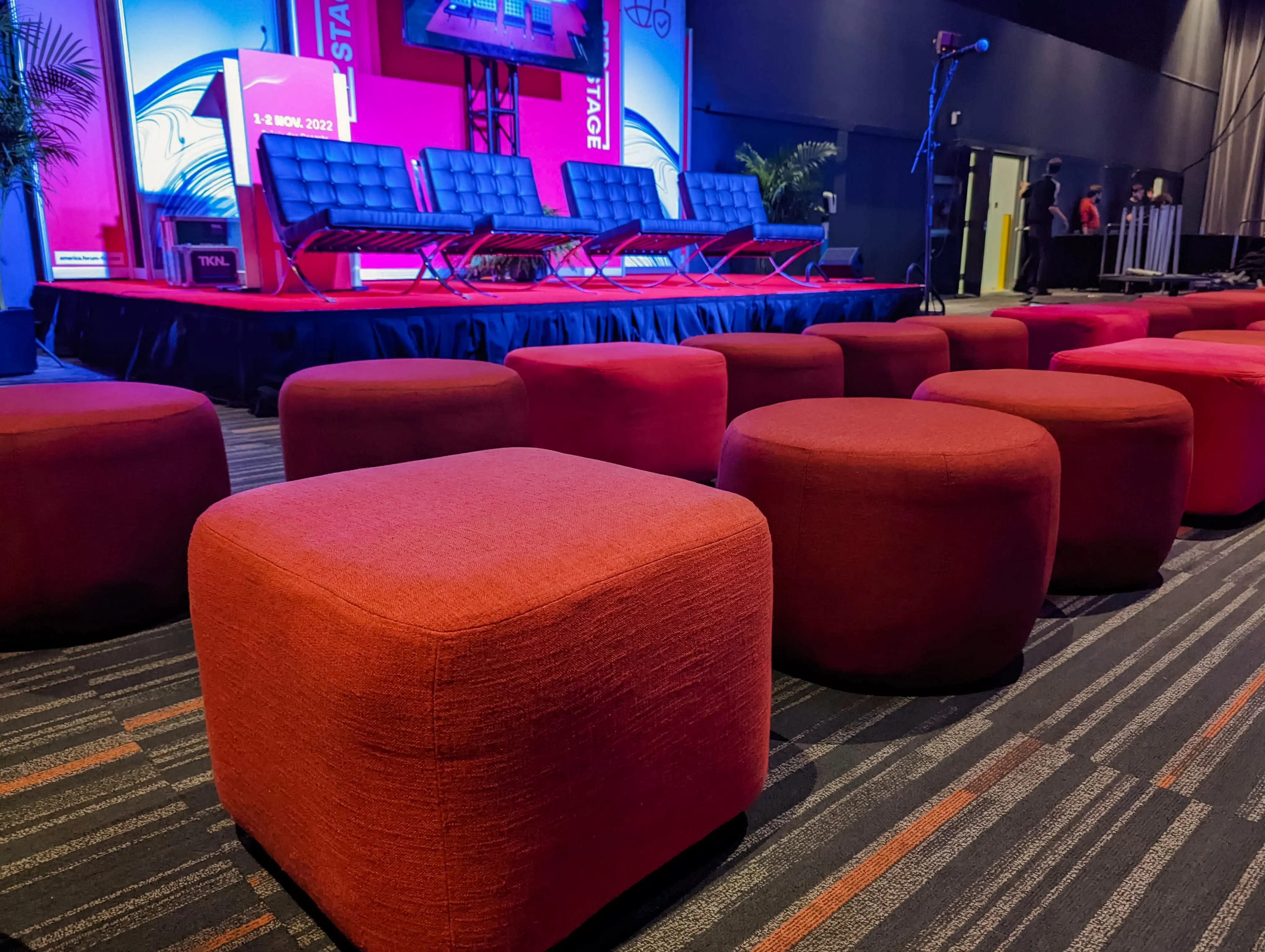 Malibu - Square pouf - Red used in the inspiration Palais Congès Paloma Malibu Rouge Rose Scarpino Noir EN