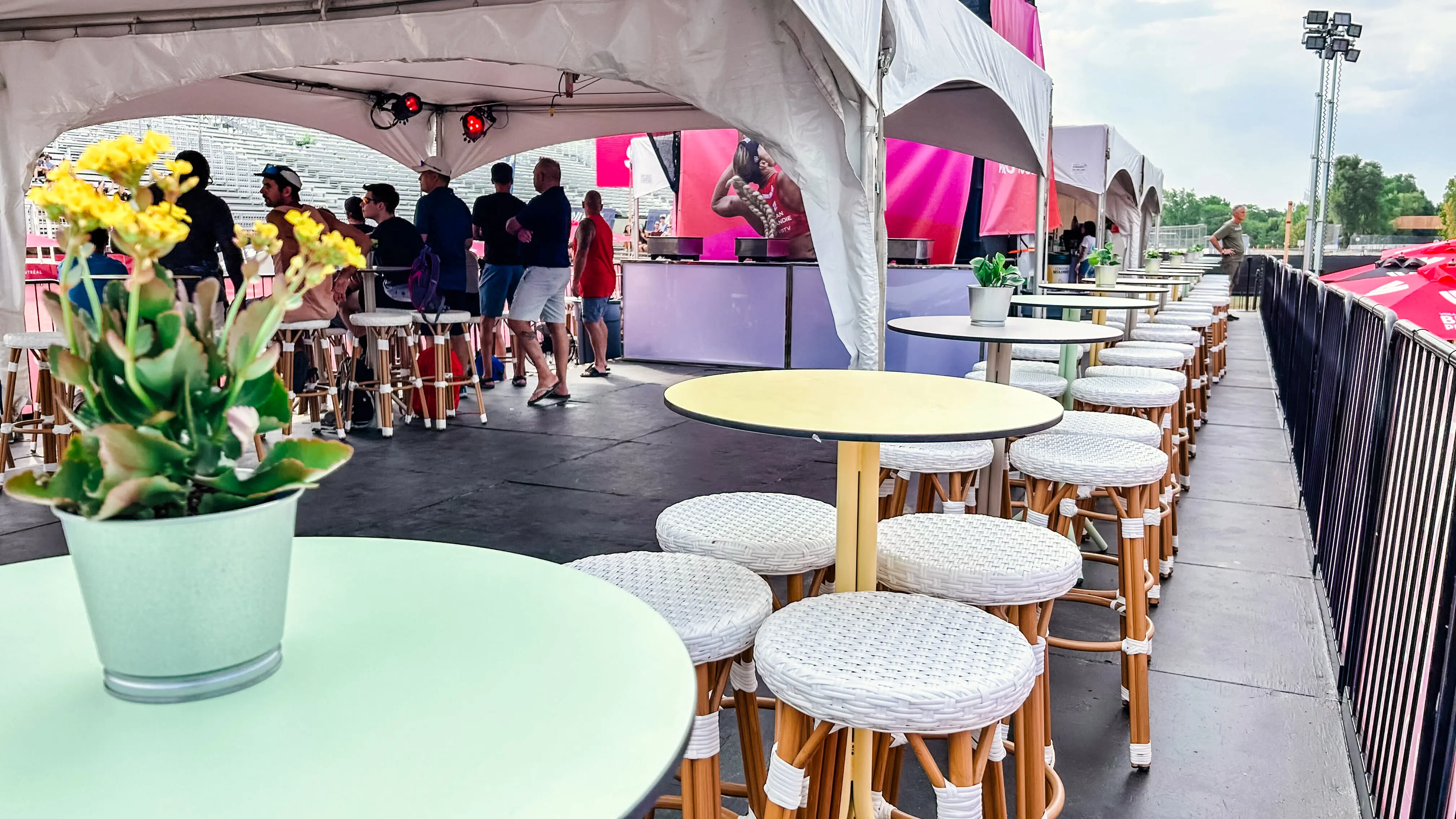 Bloom - Table cocktail round - 24'' Dia x 40" H - Yellow meringue used in the inspiration Parc Jean Drapeau   Chapiteau  Bloom EN