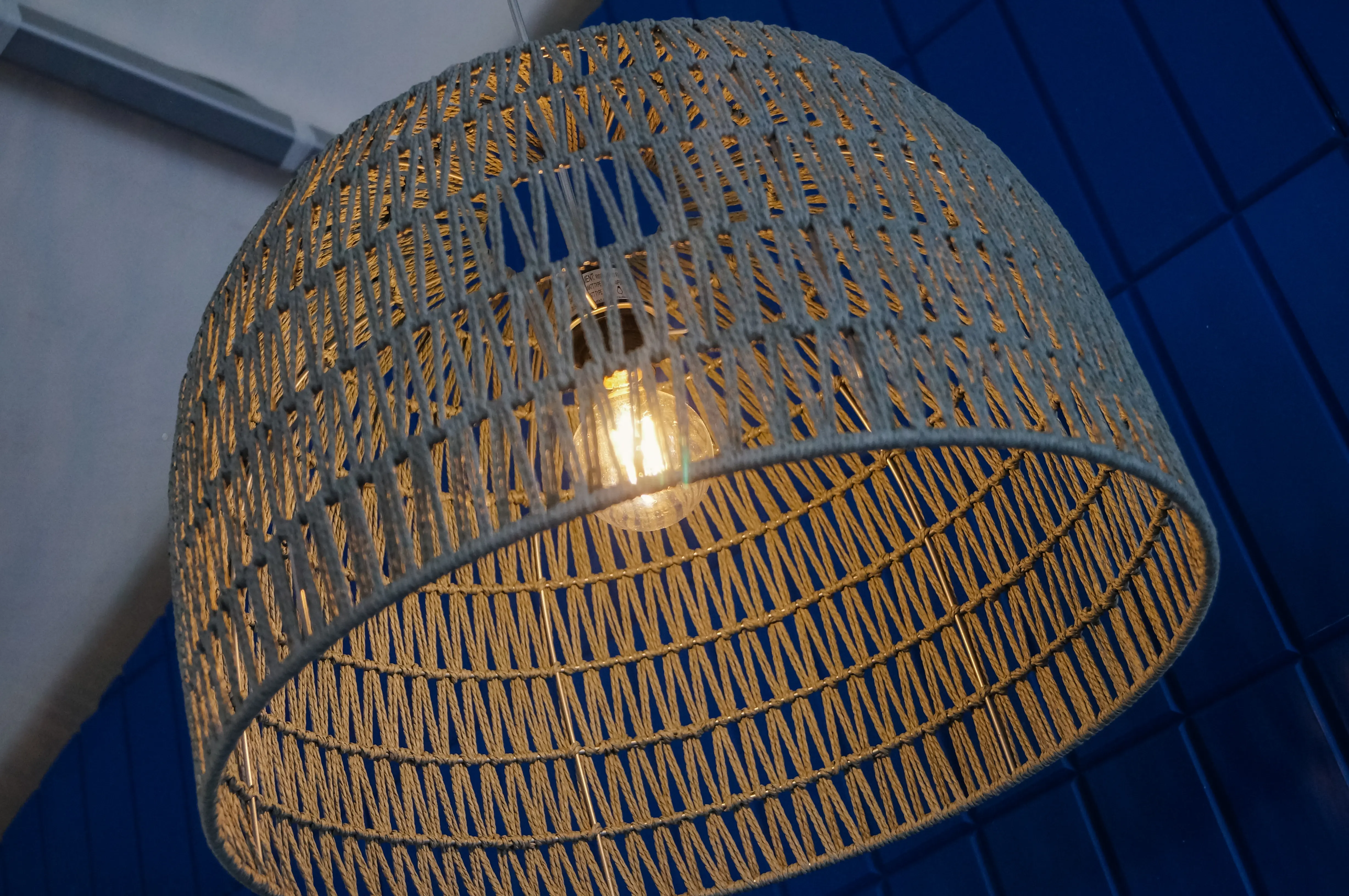 Mallorca luminaire -  21'' D x 13.8" H - Gris utilisé dans le cadre de la réalisation Luminaire Mallorca Rond FR