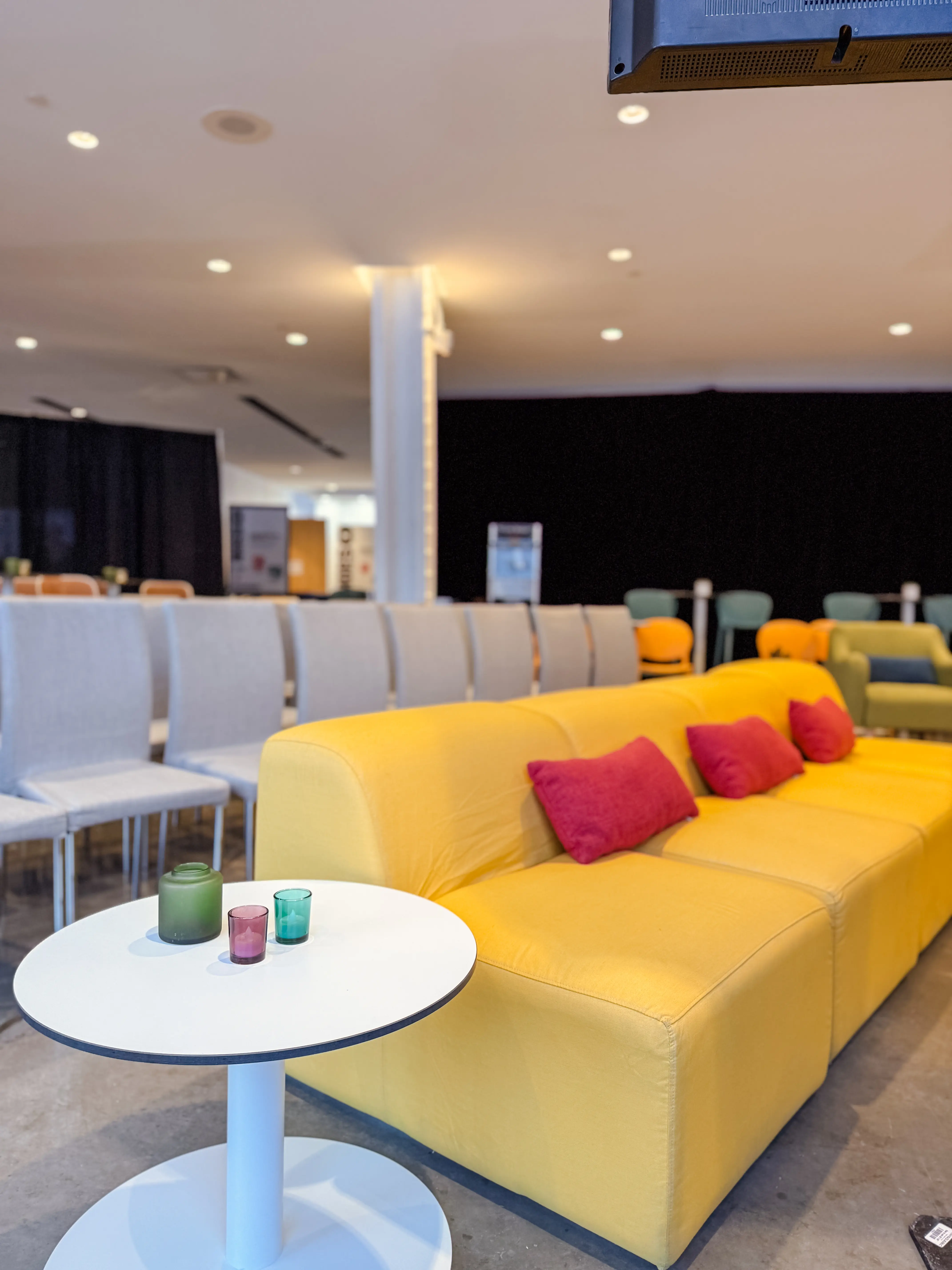 Sydney - Coffee table round - 24'' Dia x 16" H - White used in the inspiration Grand Quai   Expérience 2025 Sydney EN