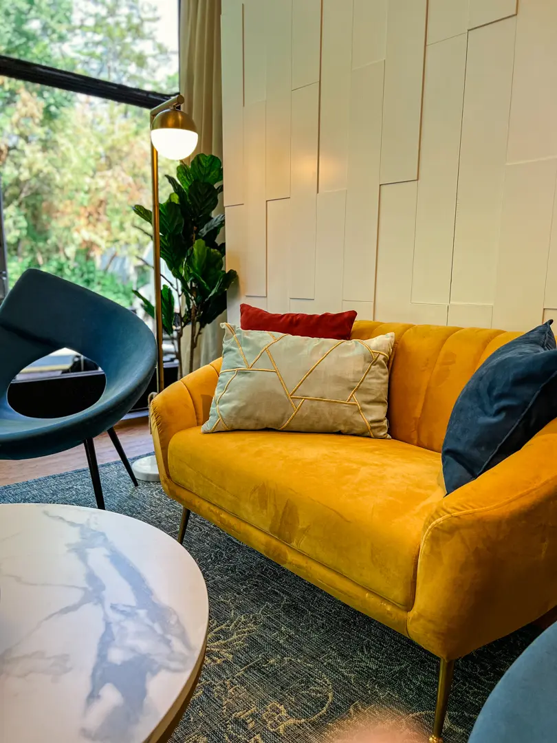 Mur - 4' L x 8' H - Déco Blanc utilisé dans le cadre de la réalisation Adaline Monroe Tapis Ellis Déco Blanc Lampe Cooper