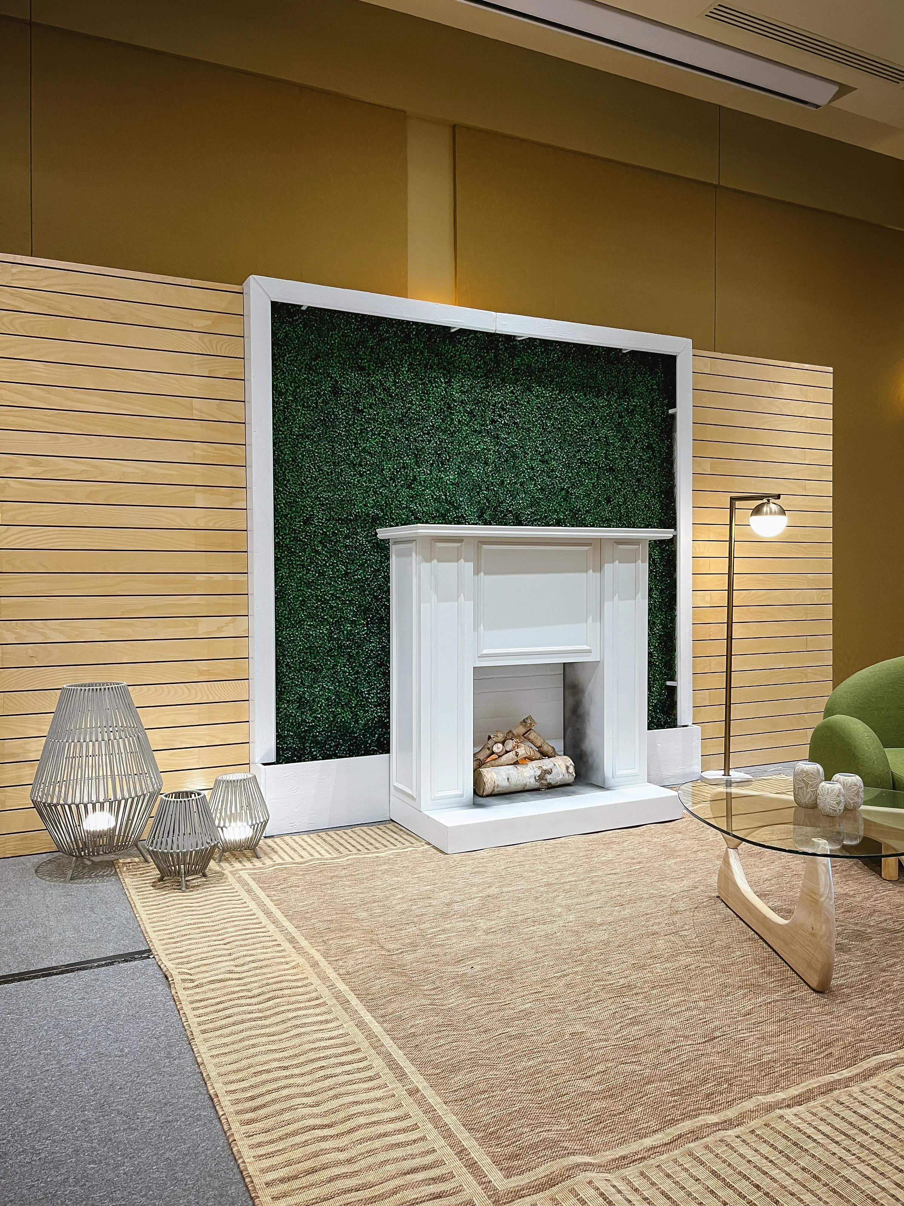 Fireplace matel - White used in the inspiration Chateau Montebello Img 2628  2 EN