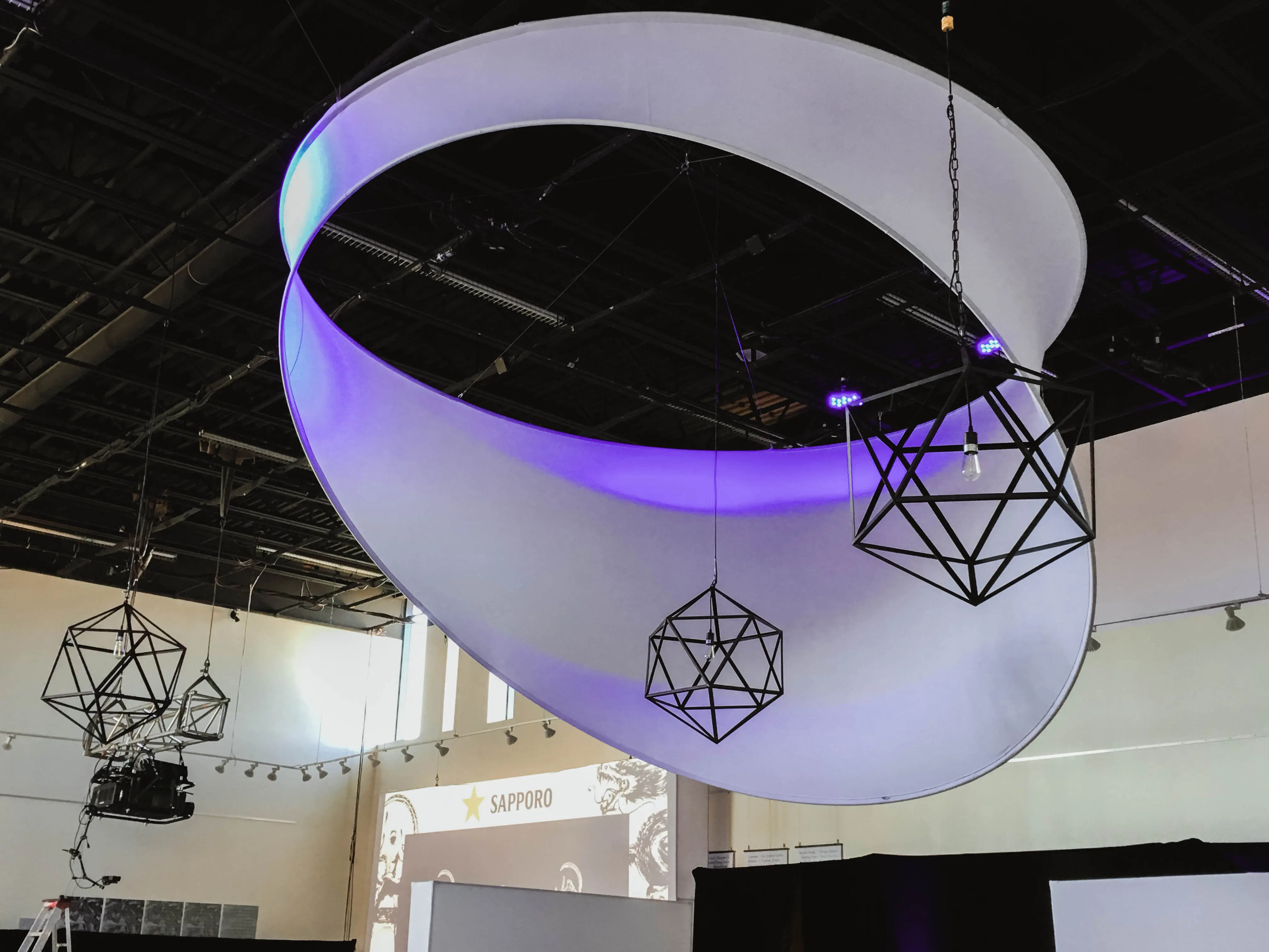Era luminaire - 28" D x 28" H - Rouille utilisé dans le cadre de la réalisation Dx Chandelier Era
