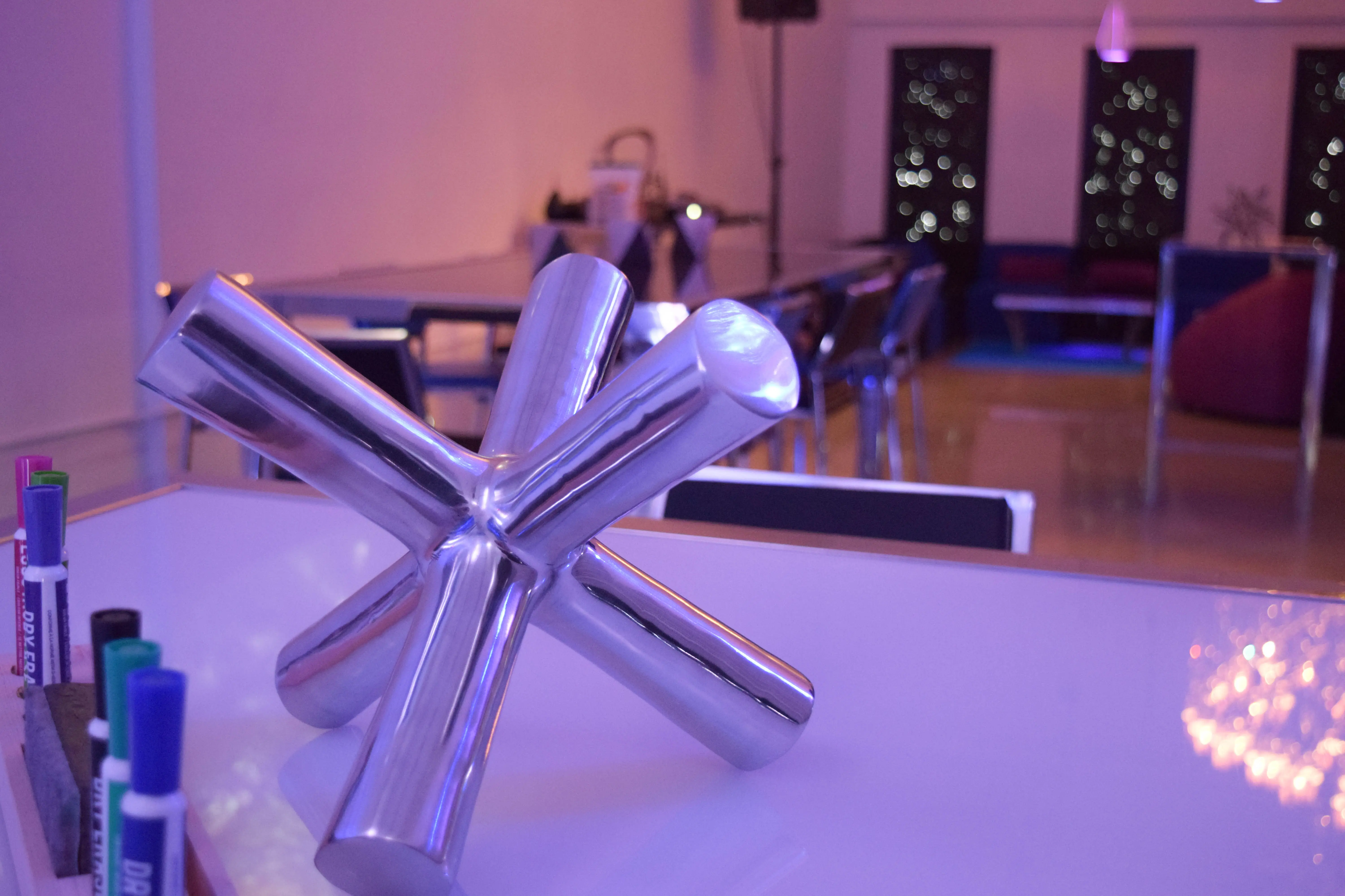 Mod Jack sculpture - Aluminum used in the inspiration Table Milan Tabouret Broadway 17