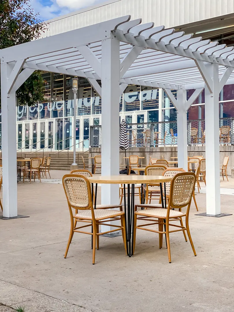 Oslo - Table bistro ronde - 36'' D x 30'' H - Noir mat & Extérieur utilisé dans le cadre de la réalisation Pergola Cancun Chaise Provence Oslo Noir