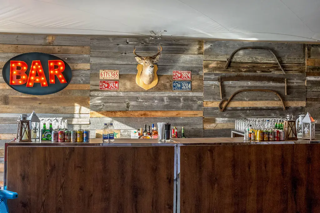 Bar Manhattan Bois Mur Bois Grange Enseigne Lumineuse Bar