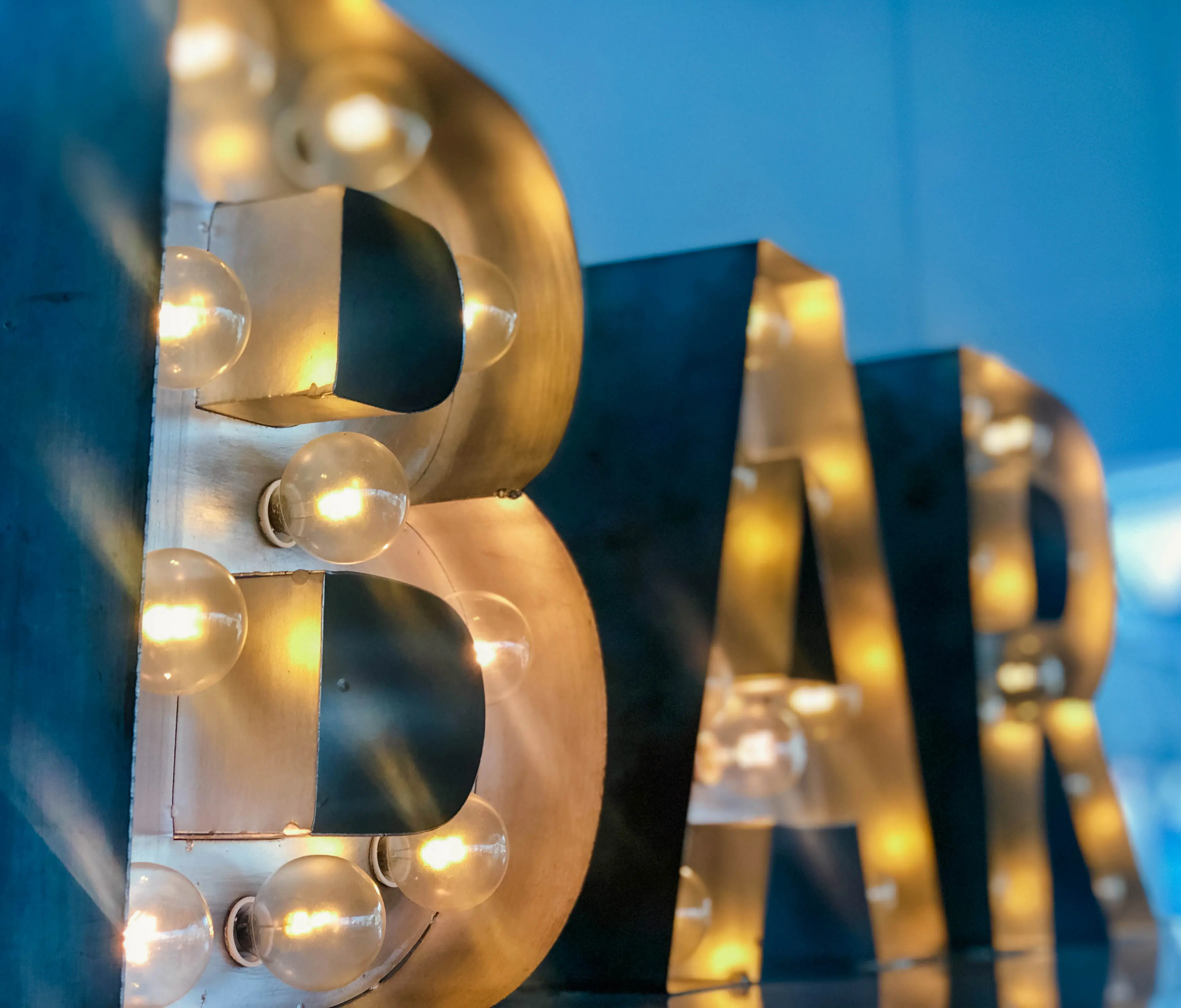 Enseigne B-A-R - Métal argent utilisé dans le cadre de la réalisation Lettres Bar