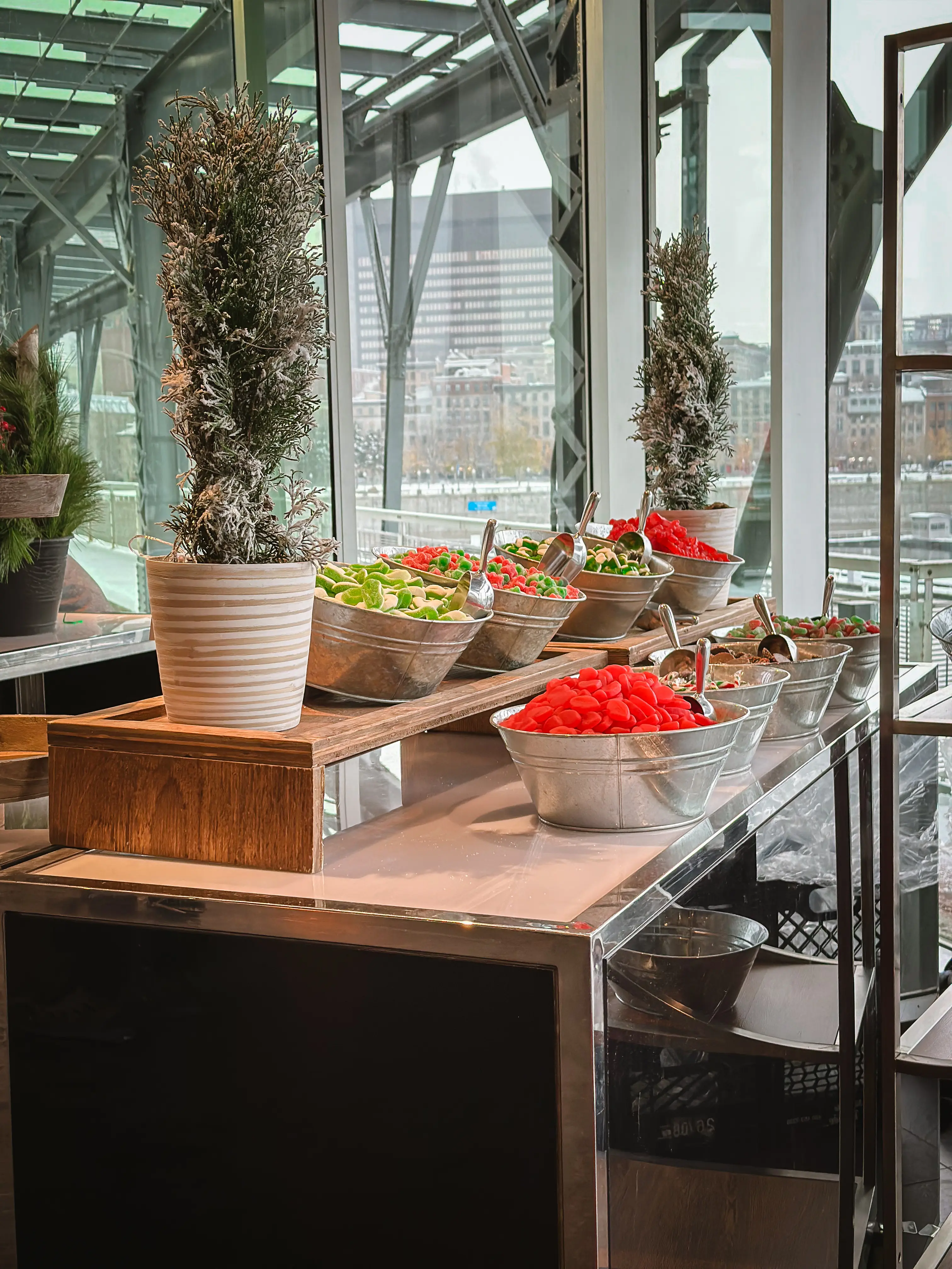 Manhattan bar 6' - Noir utilisé dans le cadre de la réalisation Cs Belvédère Bar Noir Bonbon FR