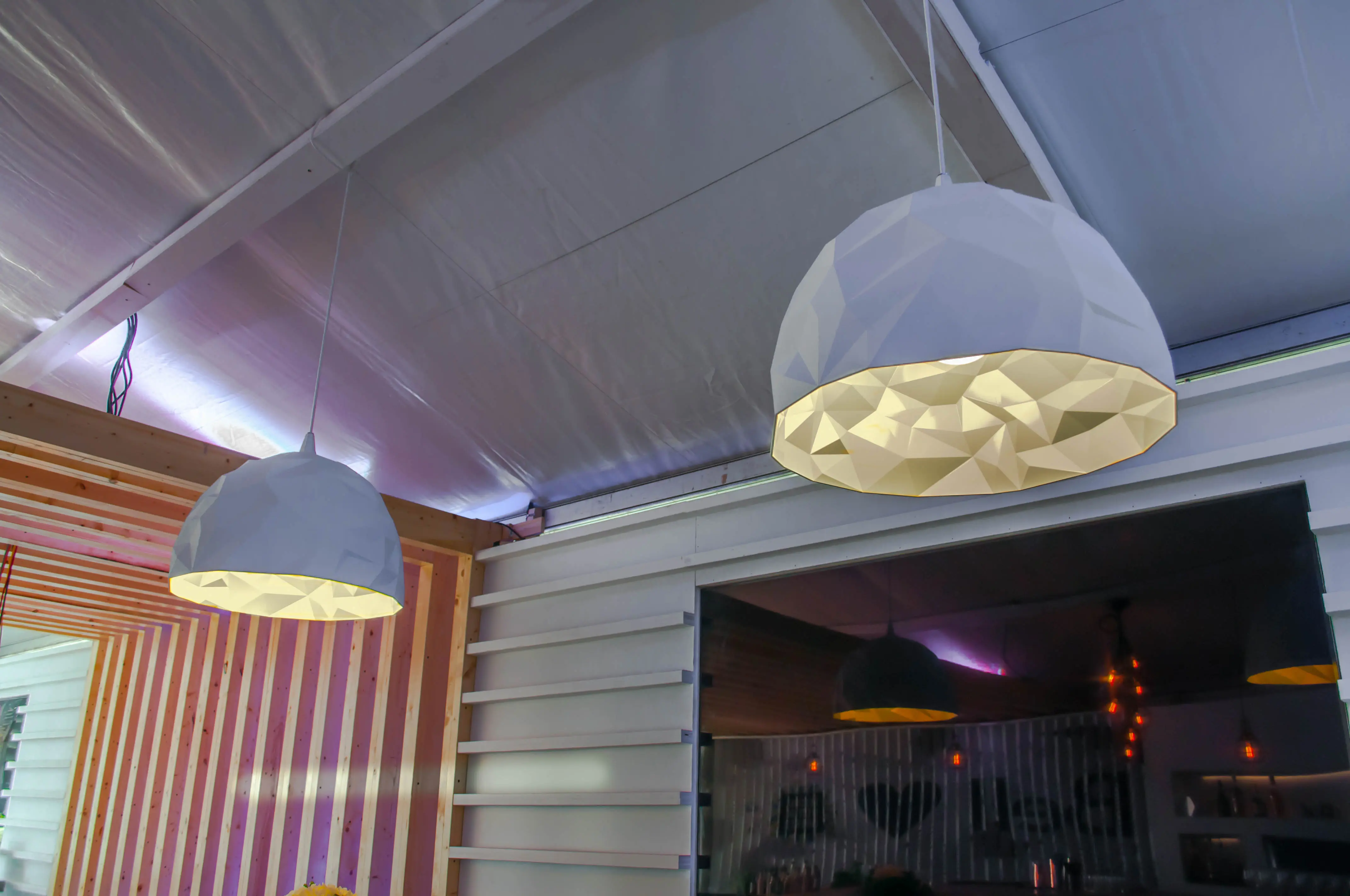 Diesel luminaire - 16" D x 16" H - Blanc utilisé dans le cadre de la réalisation Rock Lustre