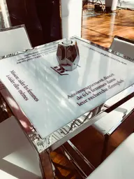 Jester - Votive - 4" D x 4.5" H - Chrome utilisé dans le cadre de la réalisation Impression Table Tonic