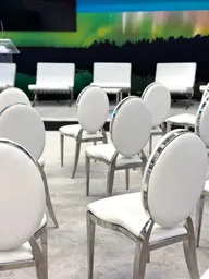 Eclipse chaise - AVEC dossier - Cuir blanc utilisé dans le cadre de la réalisation Palais Congès Img 0433 FR