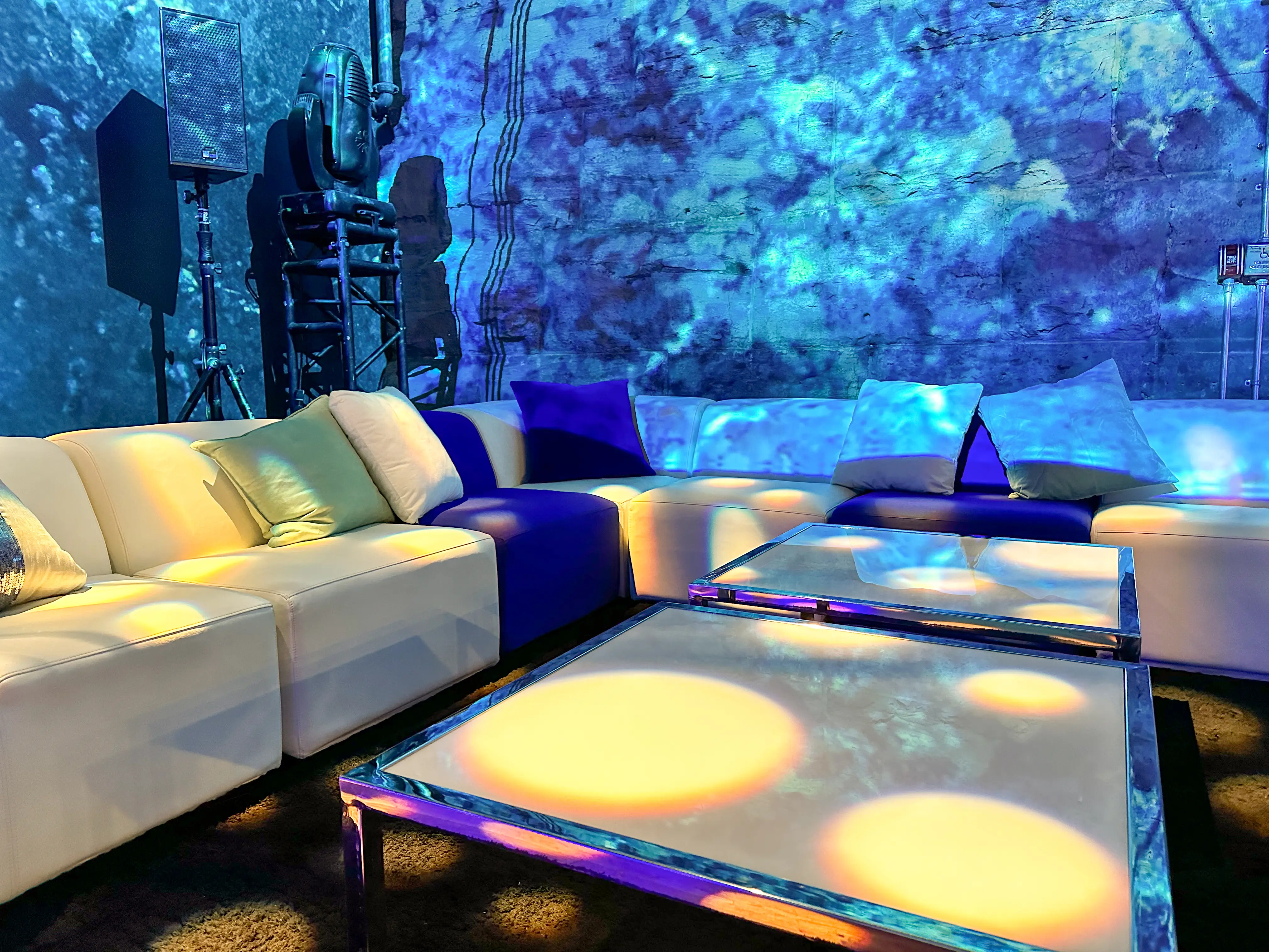 Mezzo coffee table - White used in the inspiration Cirque Eloize Fidji Blanc Bleu Mezzo Coussin 5 EN