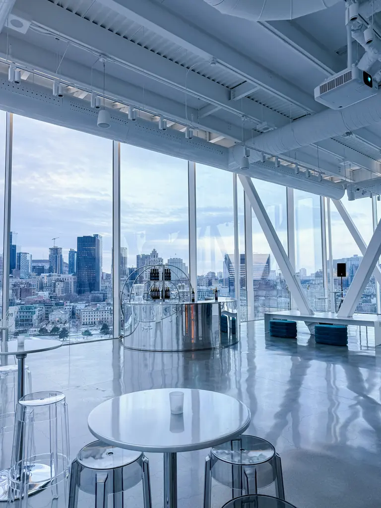 Grand Quai Tour Bar EN