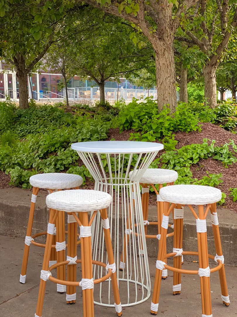 Soho - Table cocktail rond - 24'' D x 40" H - Blanc utilisé dans le cadre de la réalisation Soho Azur Blanc