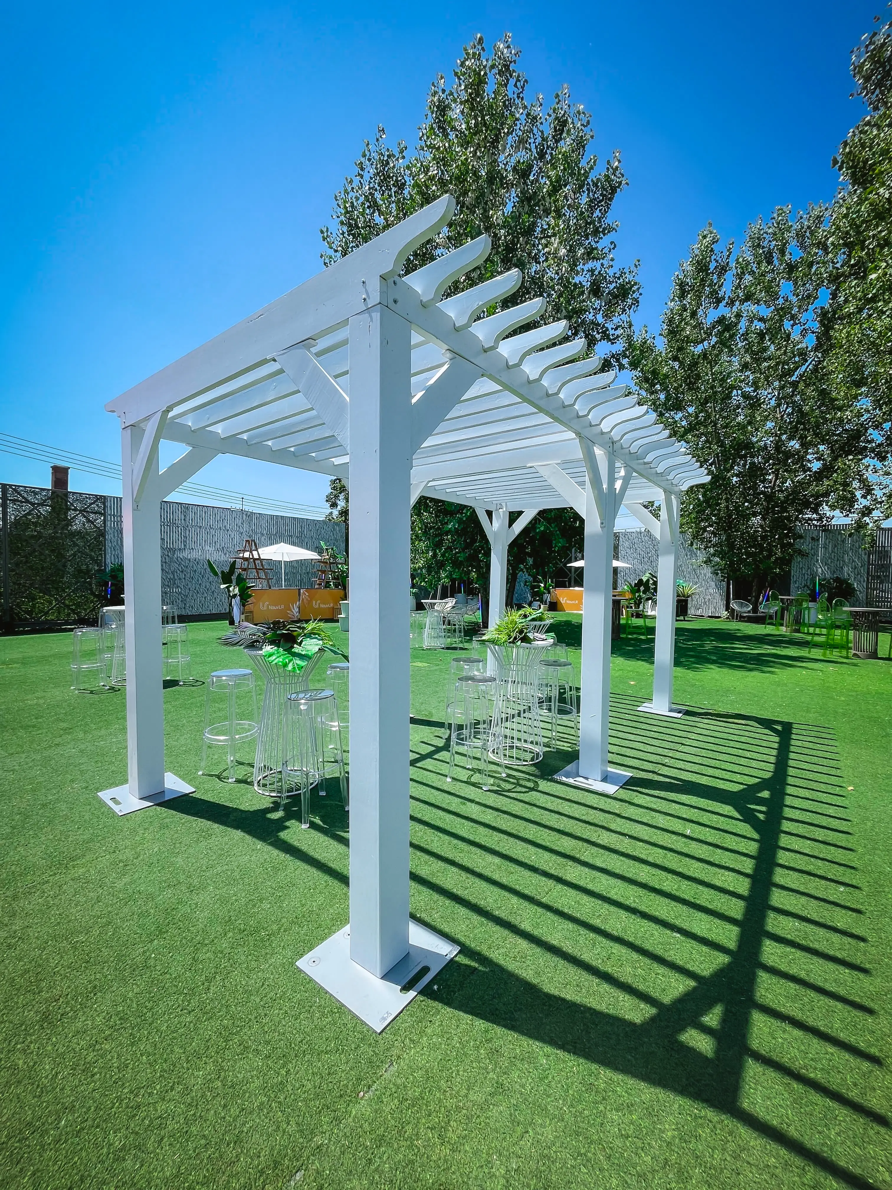 Cancun Pergola - 16' L - Bois blanc utilisé dans le cadre de la réalisation Jardin Royalmount Pergola FR