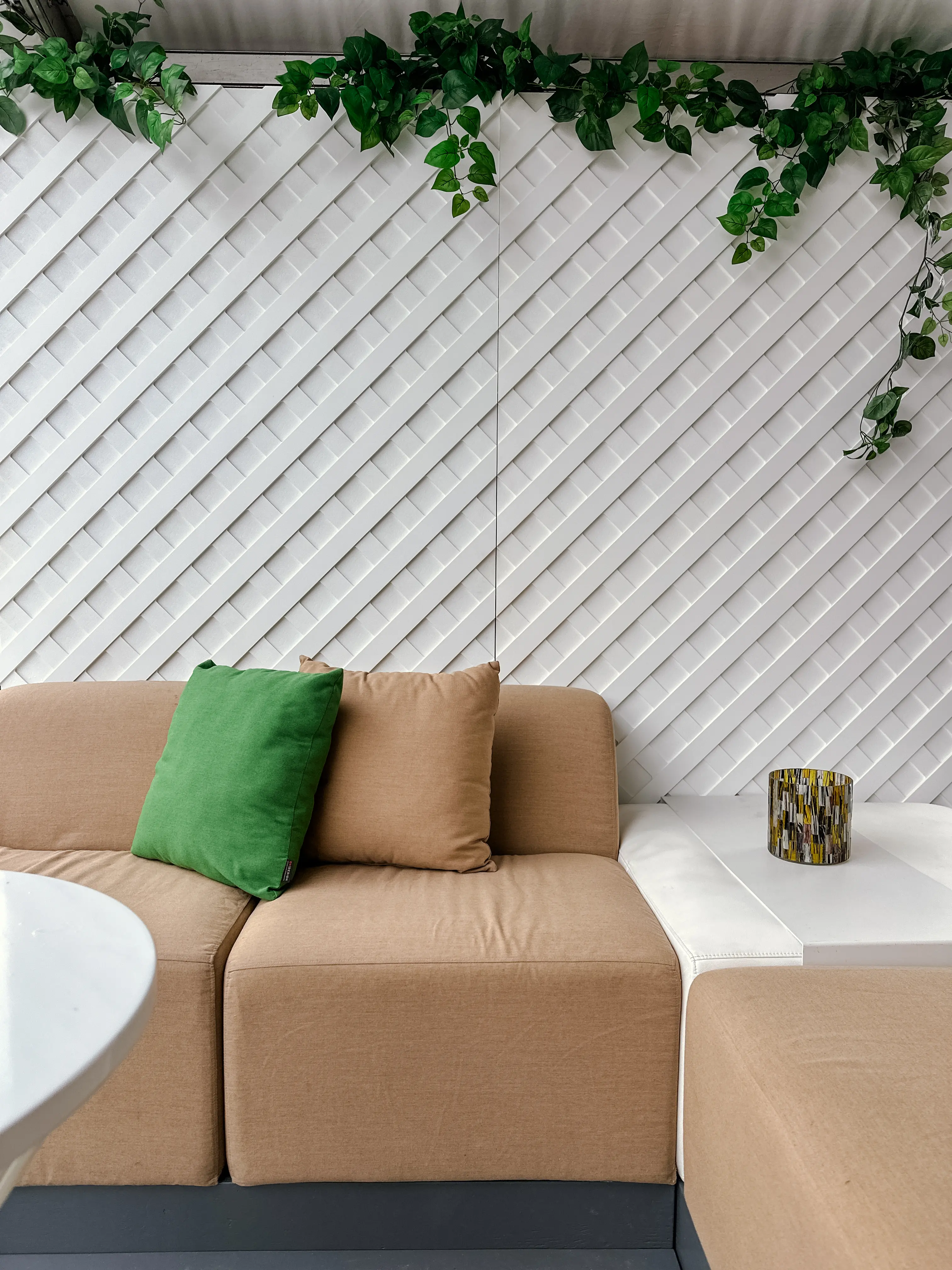 Mur - 4' L x 8' H - Cottage - Blanc utilisé dans le cadre de la réalisation Feq 2024   Desjardins 005 FR