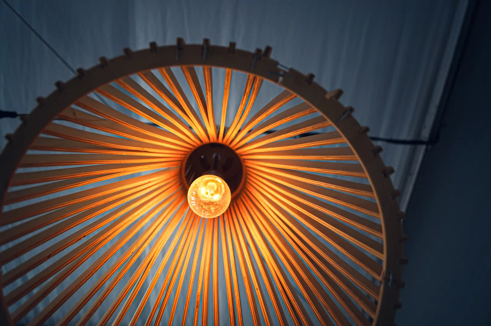 Palawan luminaire - Conique - 15.75" D x 32.25" H - Bois utilisé dans le cadre de la réalisation Lampe
