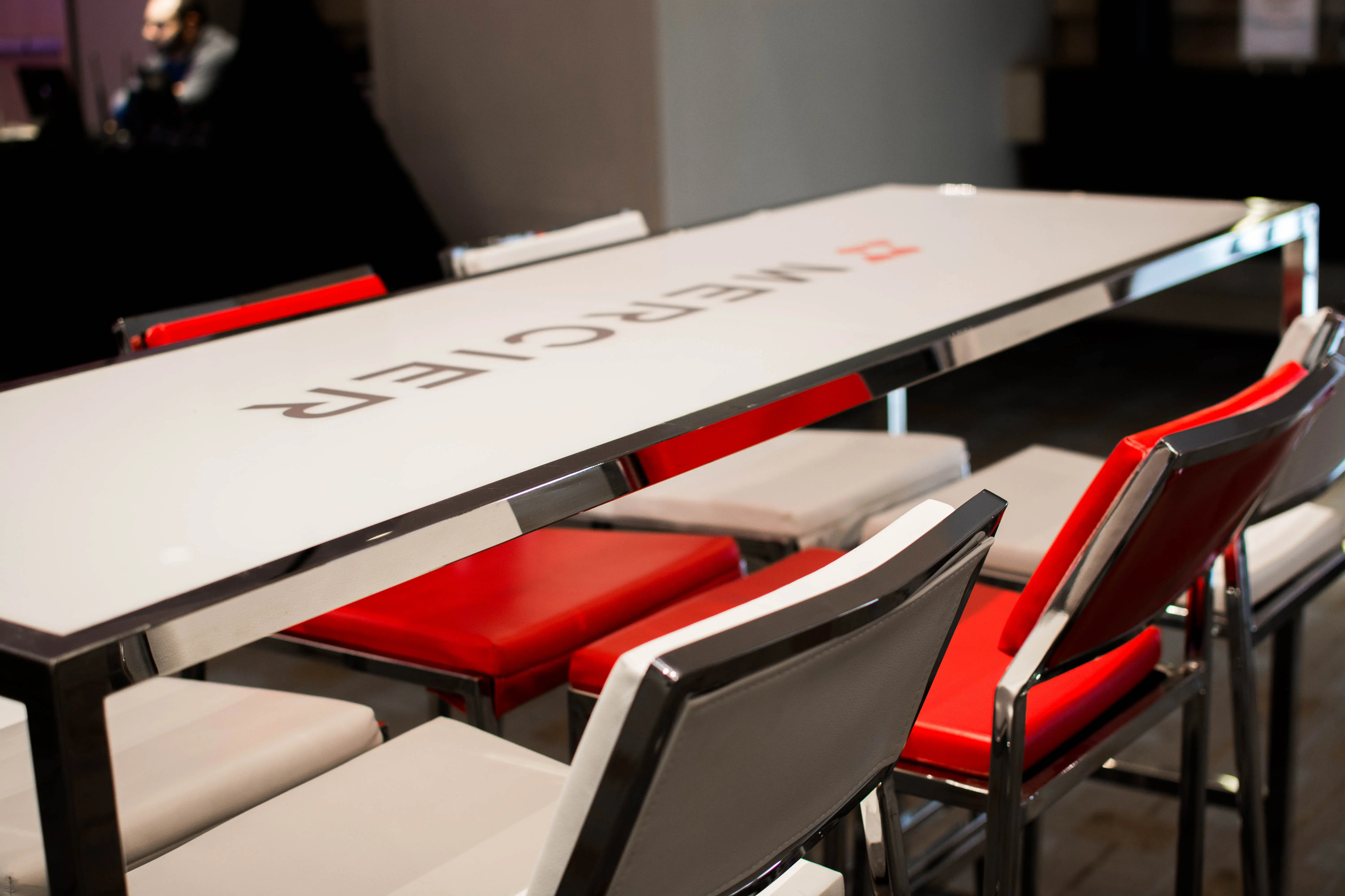 Tonic - Table commune - Fermé - Stainless & Blanc utilisé dans le cadre de la réalisation Dx Table Tonic Commune Tabouret Broadway Rouge Blanc Impression