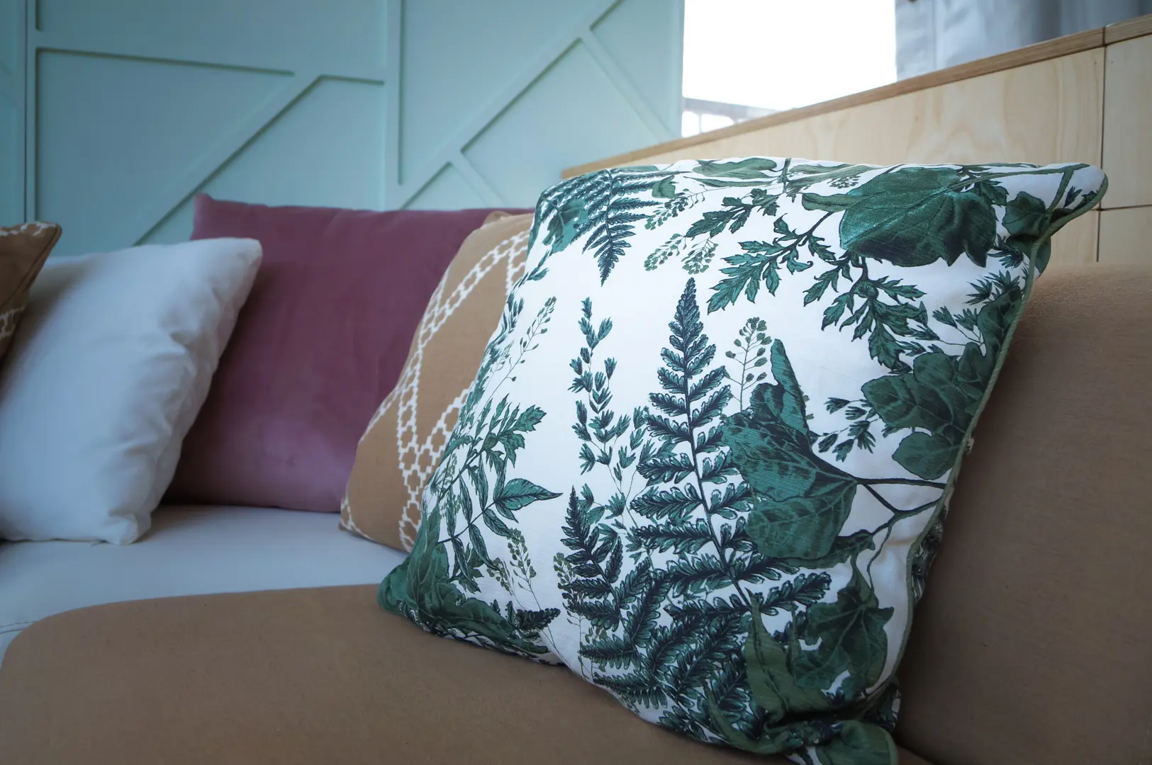Cushion foliage design - White and dark green used in the inspiration Coussins Copie