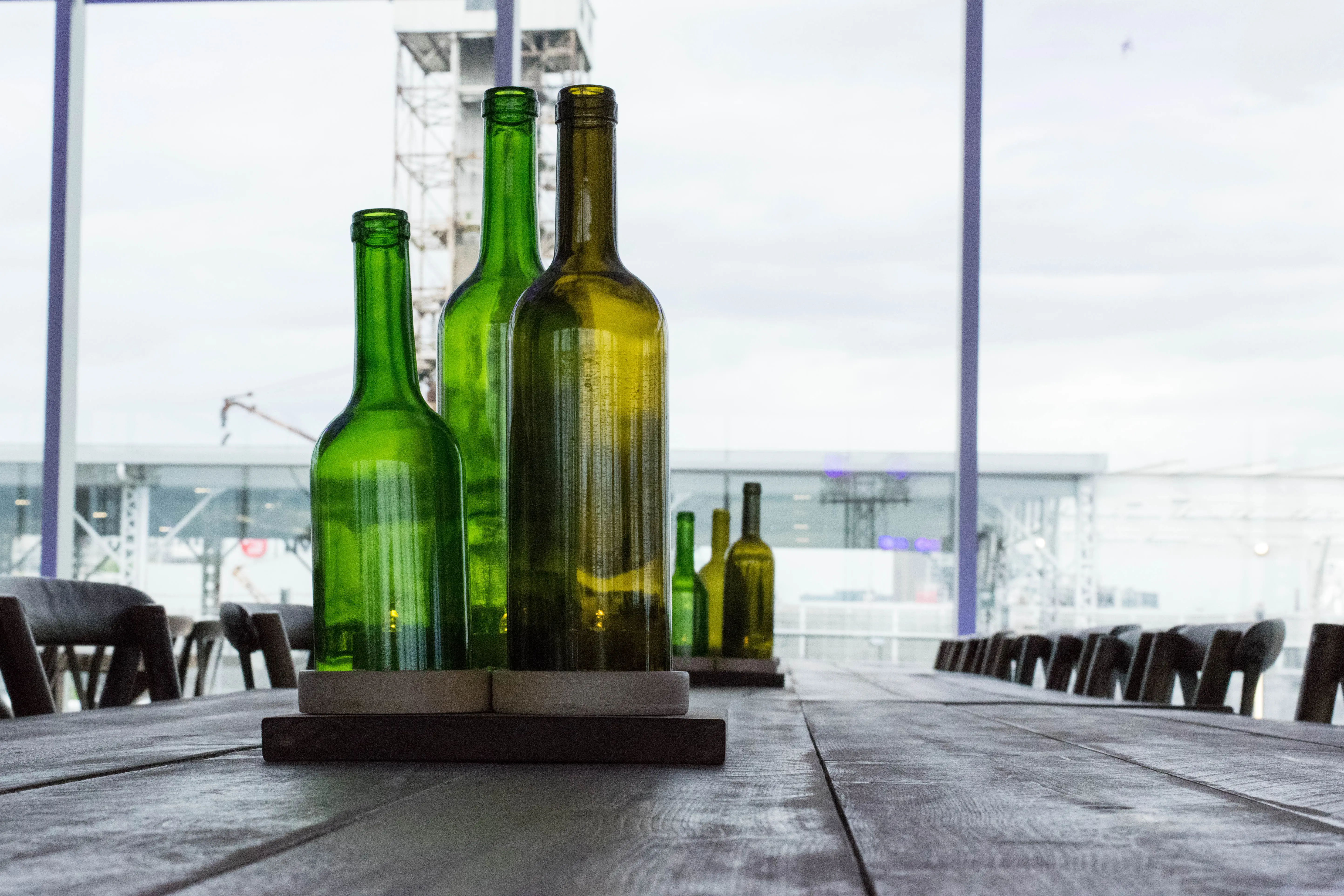 Merlot - Bouteille & Plateau - Verre et bois utilisé dans le cadre de la réalisation Accessoire Bouteille